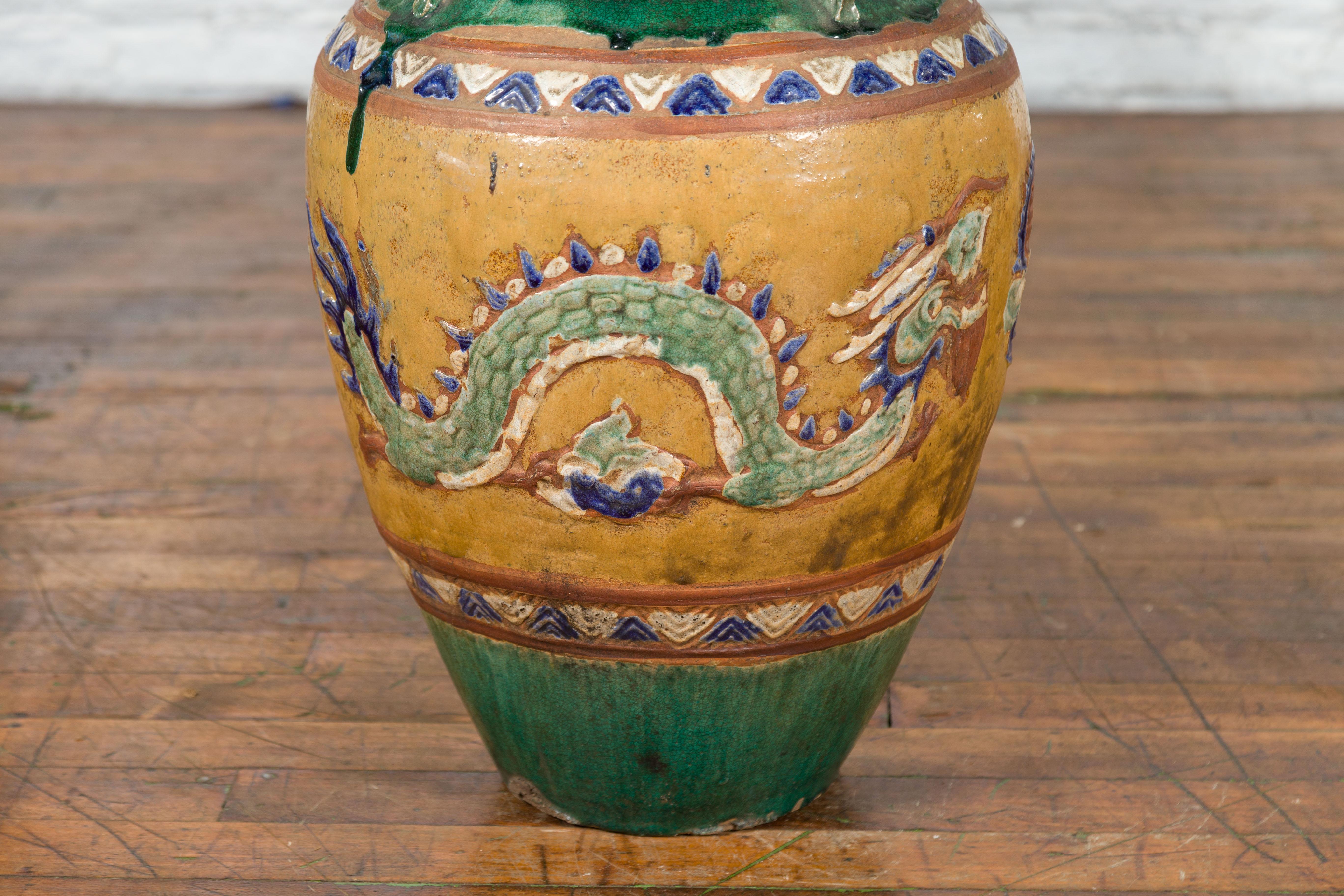 Vaso per acqua Annamese del XIX secolo, smaltato di verde con motivi di draghi in rilievo in vendita 1