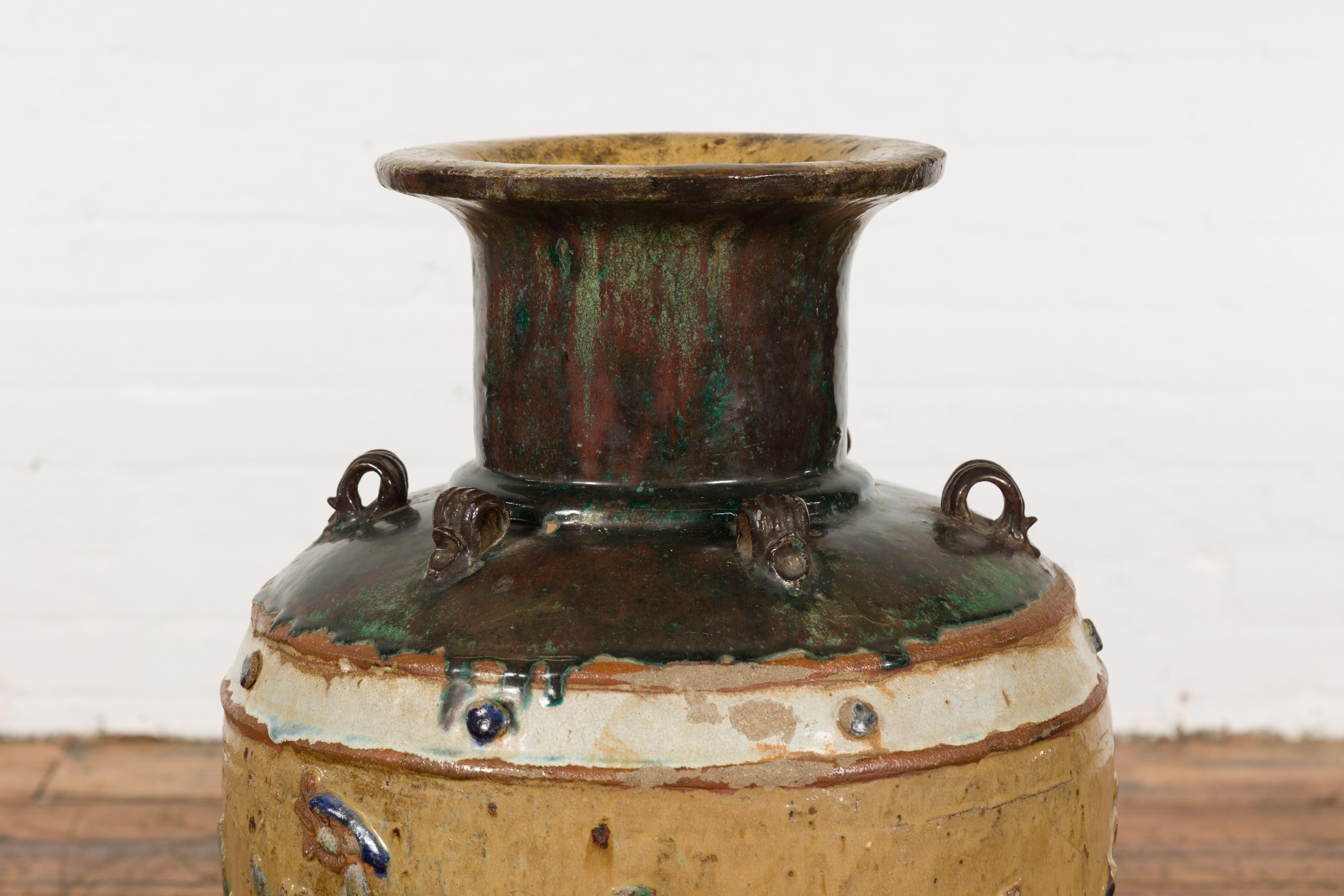 Mehrfarbig glasiertes Annamese-Wassergefäß des 19. Jahrhunderts mit erhabenem Pfauenmotiv im Angebot 7