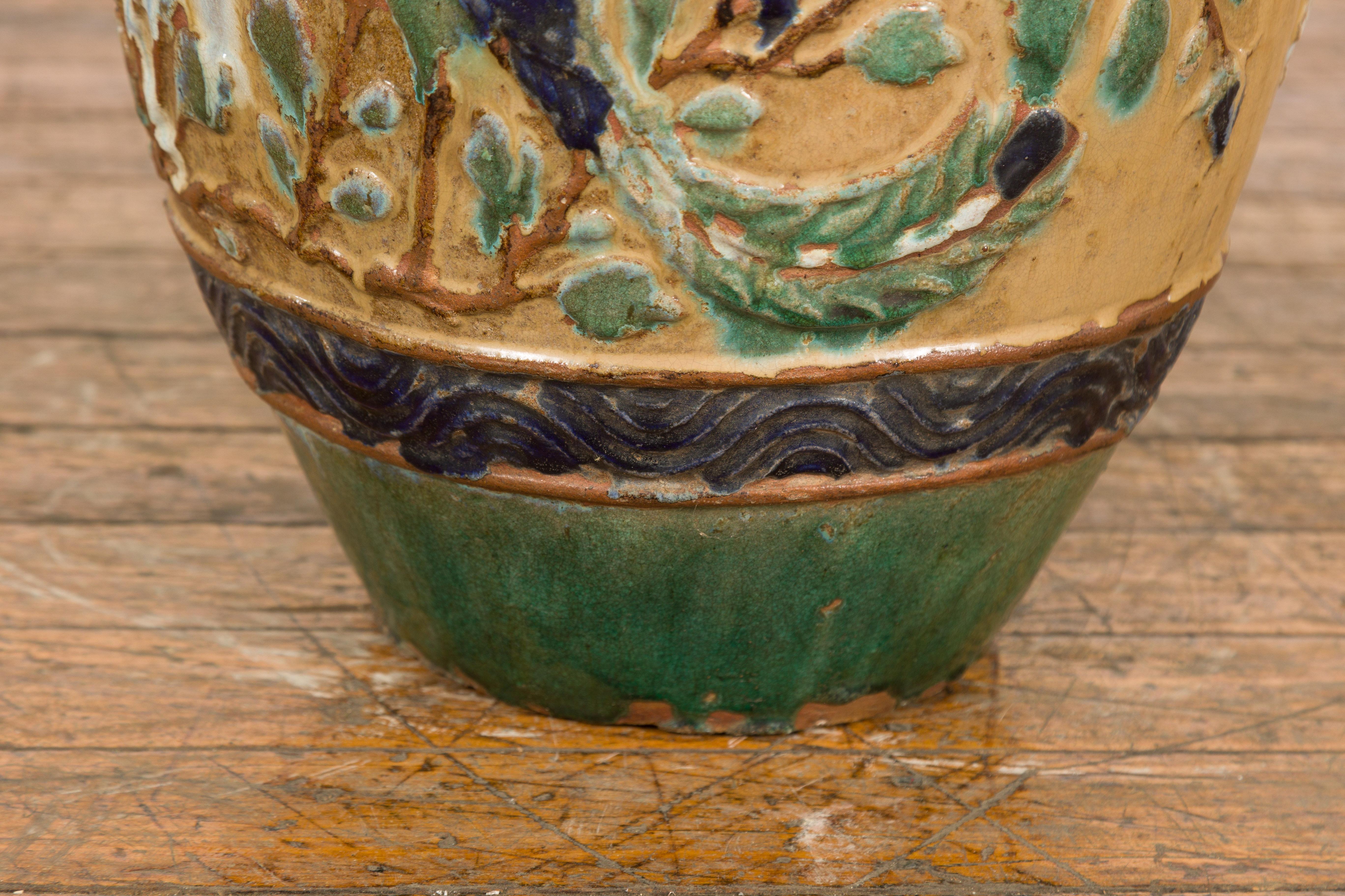 Mehrfarbig glasiertes Annamese-Wassergefäß des 19. Jahrhunderts mit erhabenem Pfauenmotiv im Angebot 10
