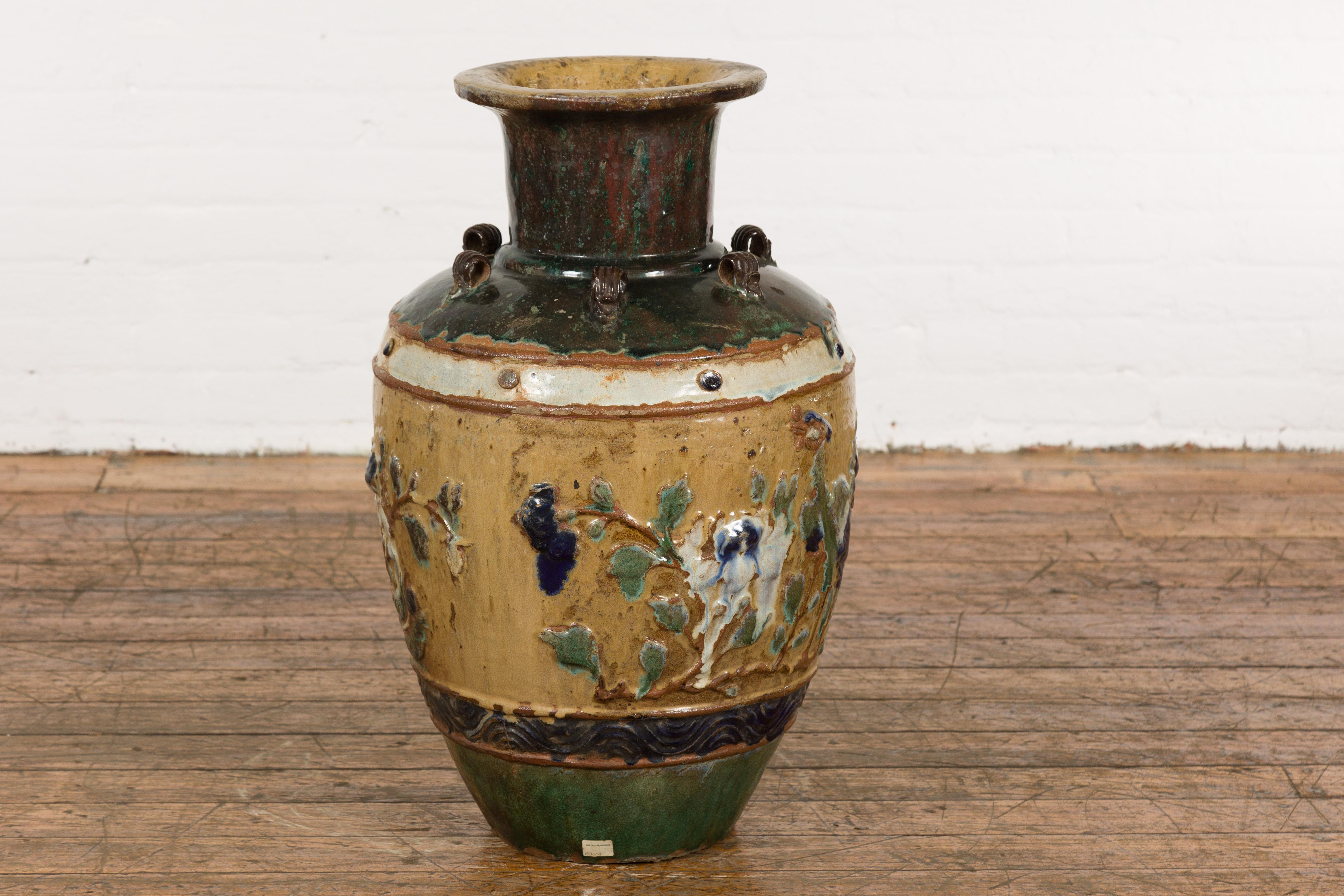 Mehrfarbig glasiertes Annamese-Wassergefäß des 19. Jahrhunderts mit erhabenem Pfauenmotiv im Angebot 11