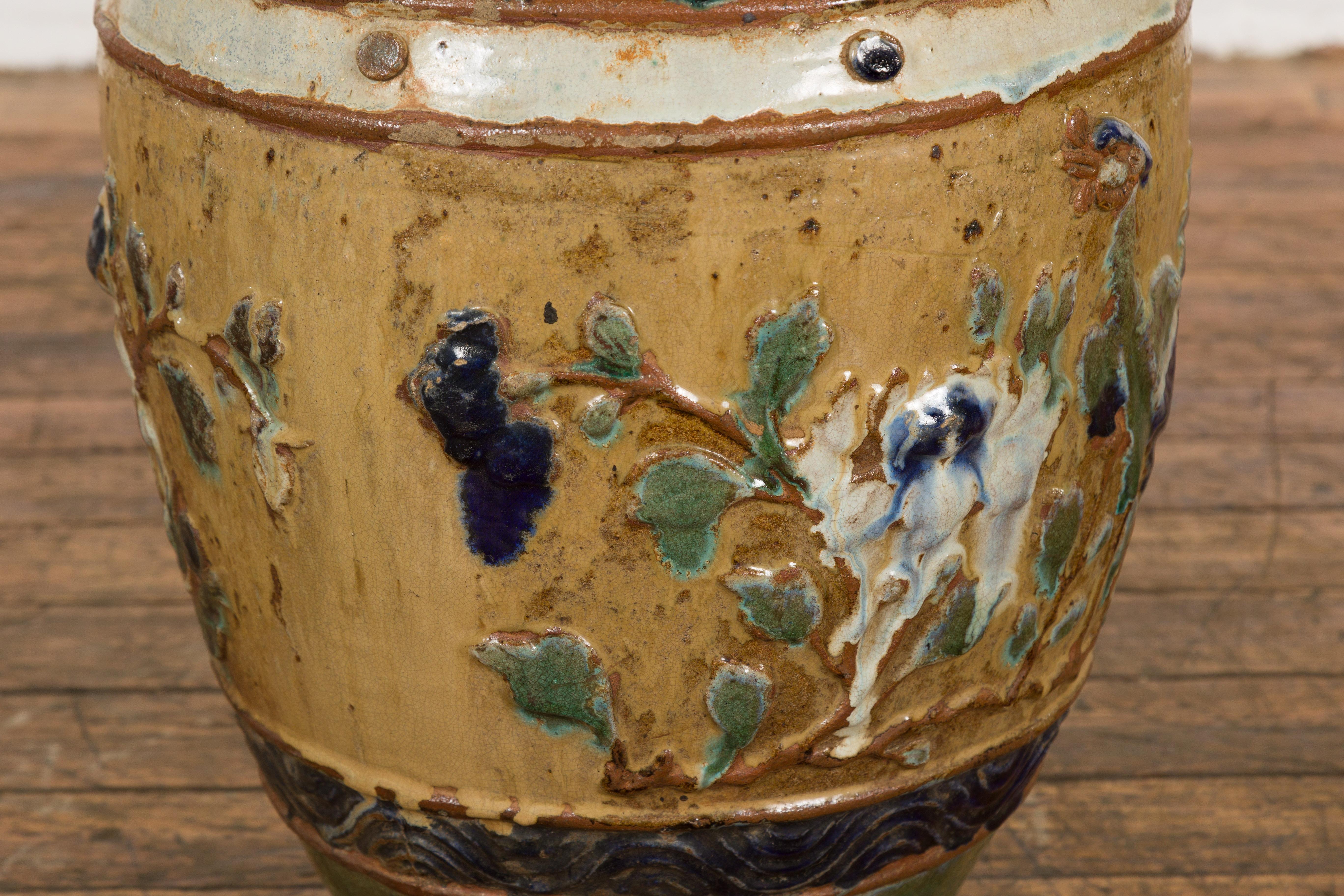 Mehrfarbig glasiertes Annamese-Wassergefäß des 19. Jahrhunderts mit erhabenem Pfauenmotiv im Angebot 12