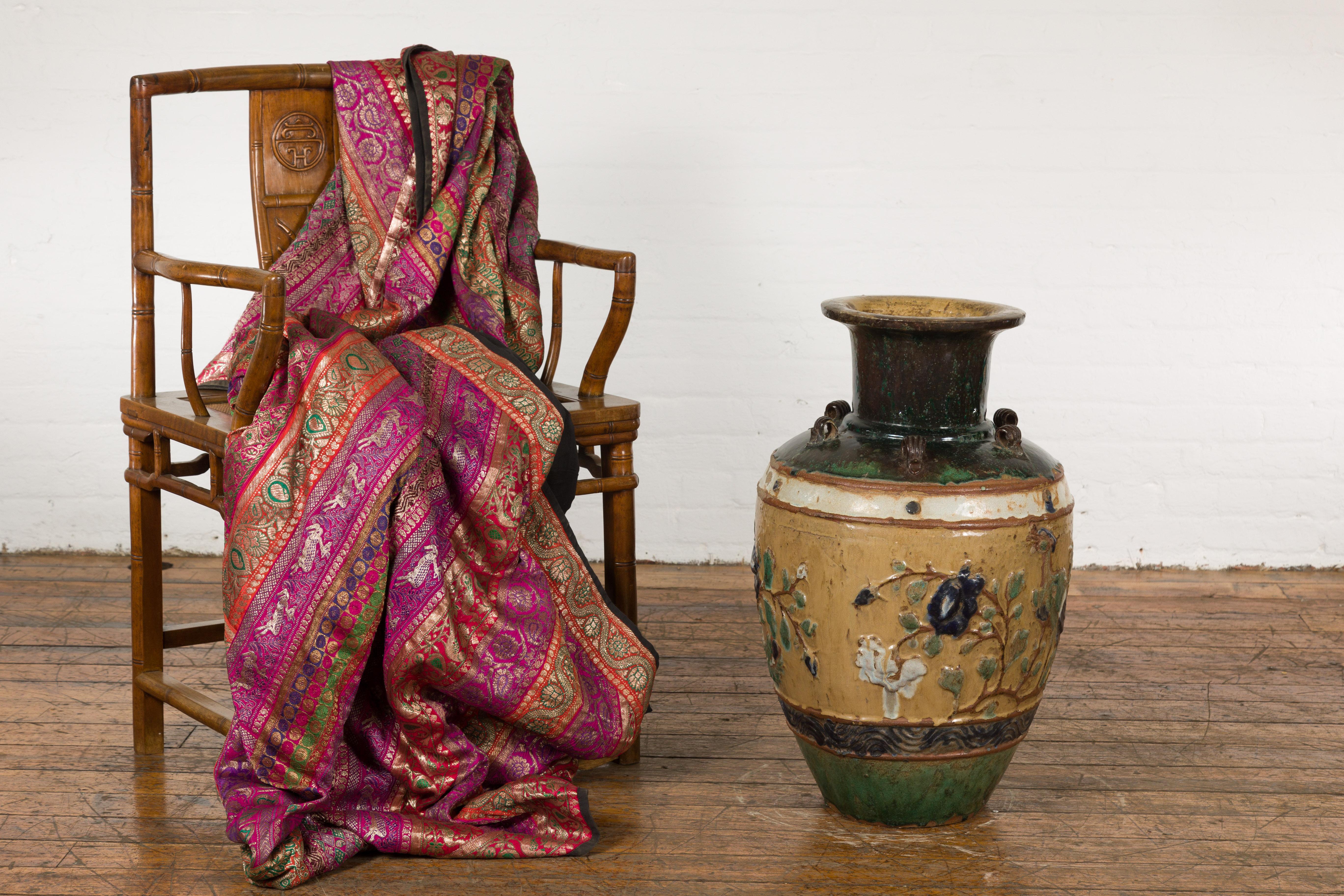 Ein antiker vietnamesischer Martaban-Wasserkrug aus dem 19. Jahrhundert, mit erhabenen Pfauen- und Blumenmotiven, grünen, blauen, gelben und braunen Akzenten und zierlichen Henkeln. Diese mehrfarbig glasierte Annamese-Martaban-Vase, die im 19.