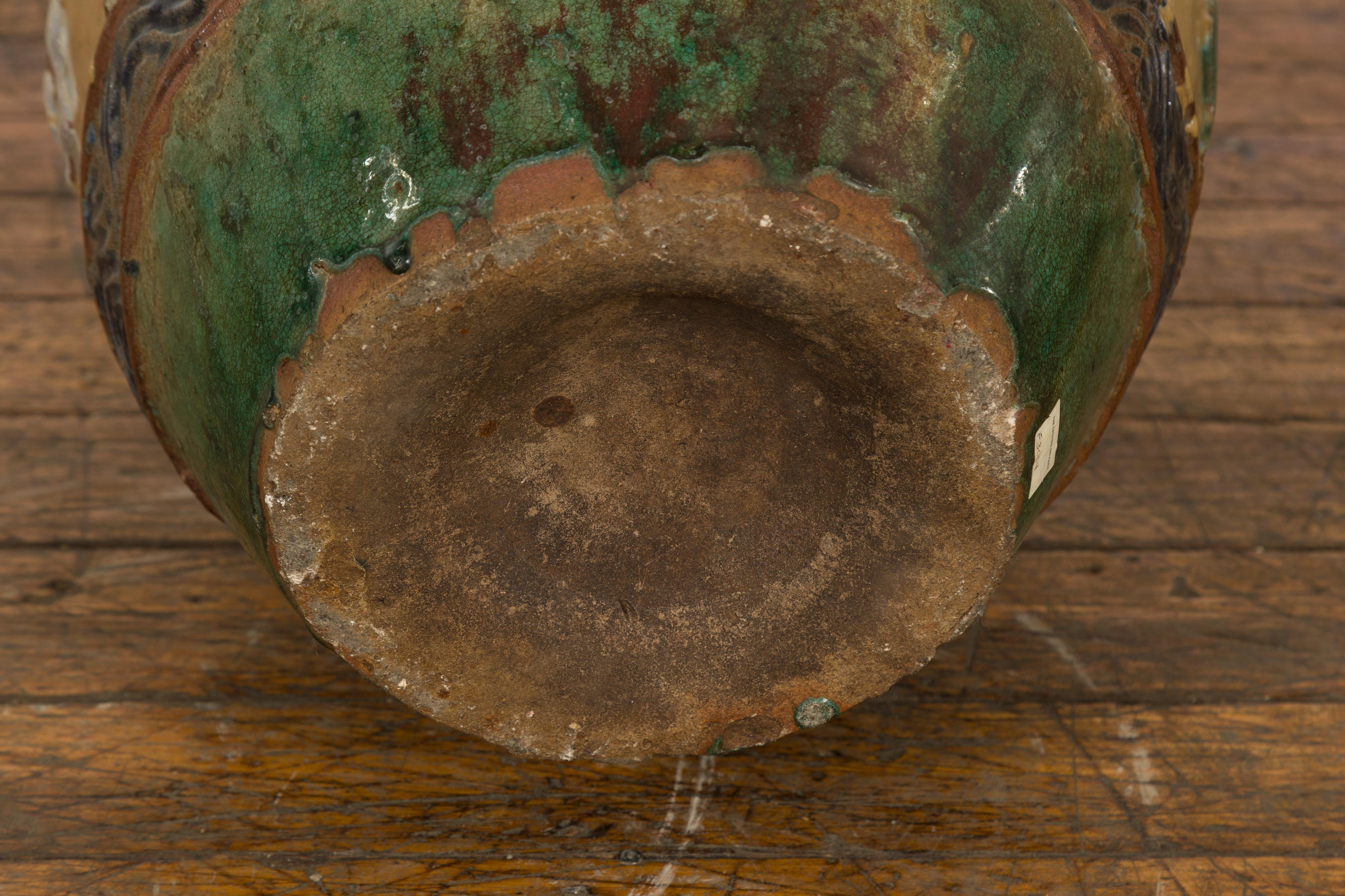Mehrfarbig glasiertes Annamese-Wassergefäß des 19. Jahrhunderts mit erhabenem Pfauenmotiv im Angebot 14