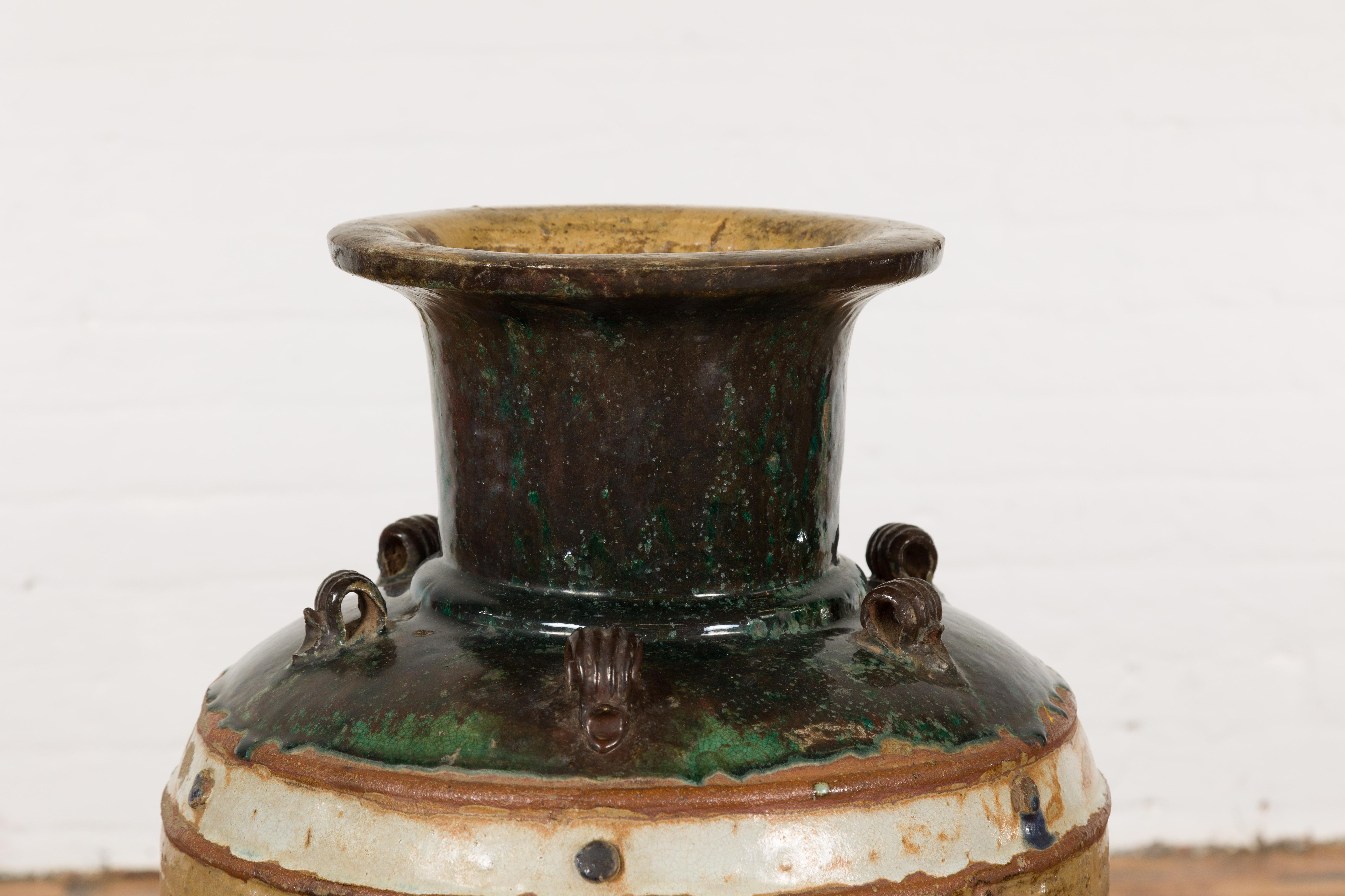 Mehrfarbig glasiertes Annamese-Wassergefäß des 19. Jahrhunderts mit erhabenem Pfauenmotiv (Keramik) im Angebot