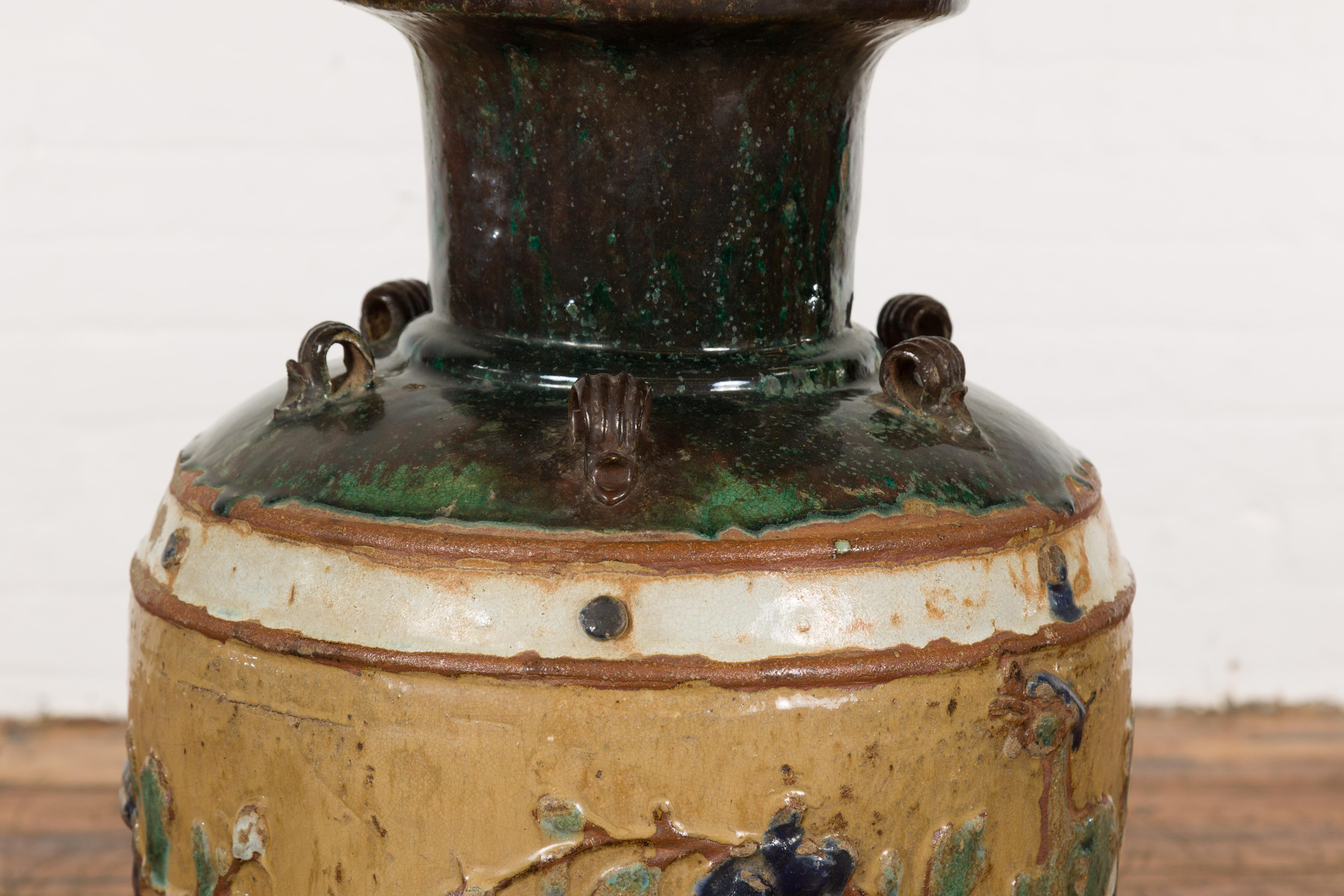 Mehrfarbig glasiertes Annamese-Wassergefäß des 19. Jahrhunderts mit erhabenem Pfauenmotiv im Angebot 1
