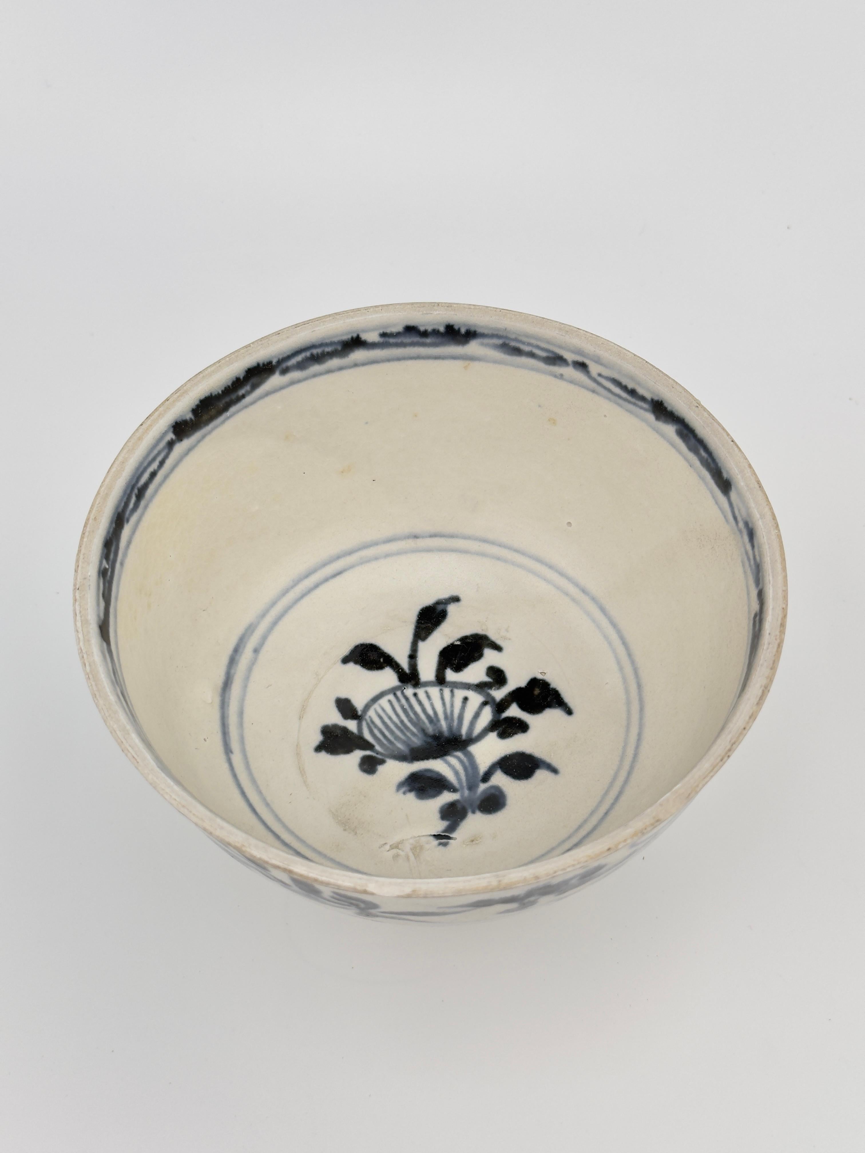 Glazed Annamese blue and white bowl, circa 15th century. For Sale