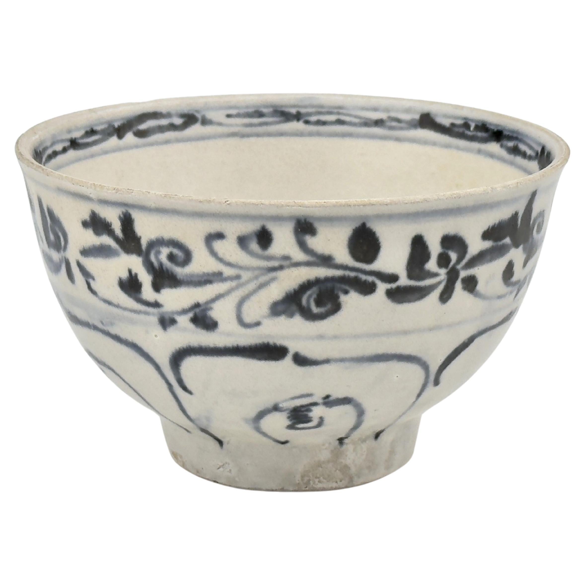 Annamese blue and white bowl, circa 15th century. For Sale