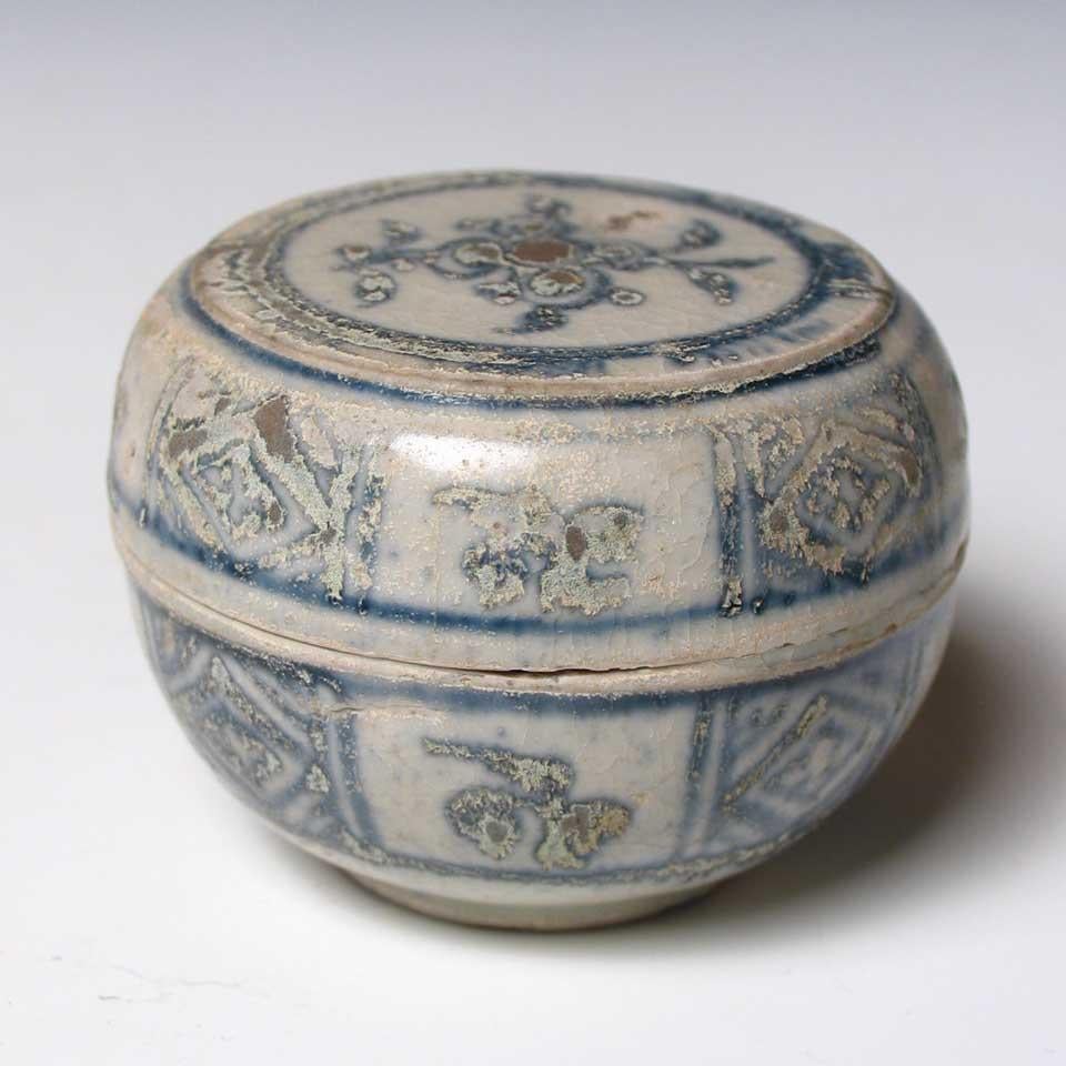 Annamese Blue and White Ceramic Box, Chu Dau kiln, Vietnam For Sale 3