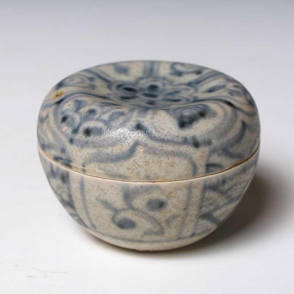 Annamese Blue and White Ceramic Box, Chu Dau kiln, Vietnam For Sale 4