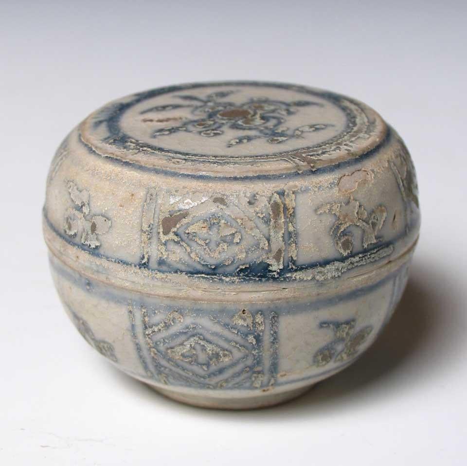 Annamese Blue and White Ceramic Box, Chu Dau kiln, Vietnam For Sale 4
