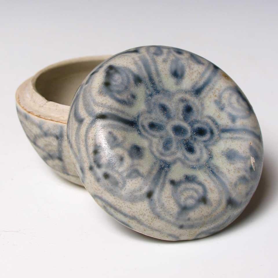 Annamese Blue and White Ceramic Box, Chu Dau kiln, Vietnam For Sale 5