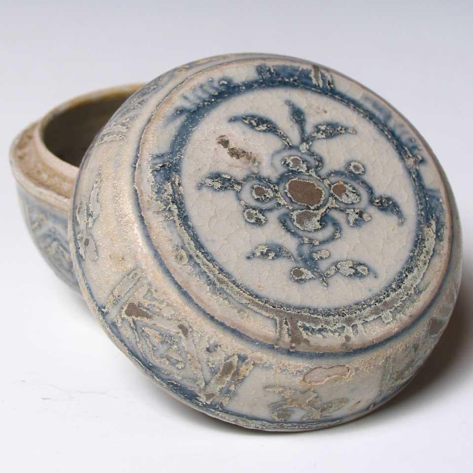 Annamese Blue and White Ceramic Box, Chu Dau kiln, Vietnam For Sale 5
