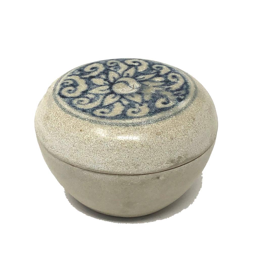 Annamese Blue and White Ceramic Box, Hoi An Hoard, Chu Dau kiln, Vietnam, circa 1500. A covered flat top circular box with lid decoration in under glaze cobalt blue of a lotus blossom with speckled blue background within circular bands, the body