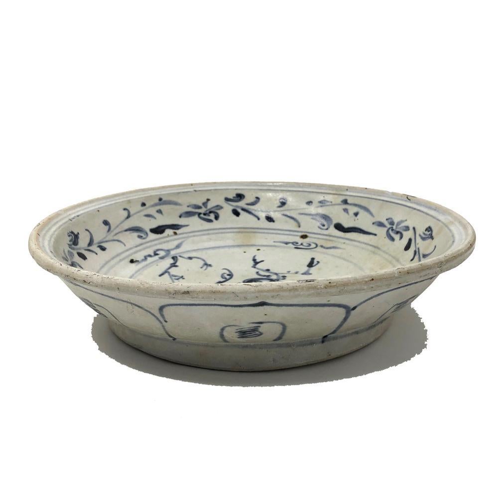 Annamese Blue and White Ceramic Dish, Bird Design, Chu Dau kiln, Vietnam, 1500. For Sale 2