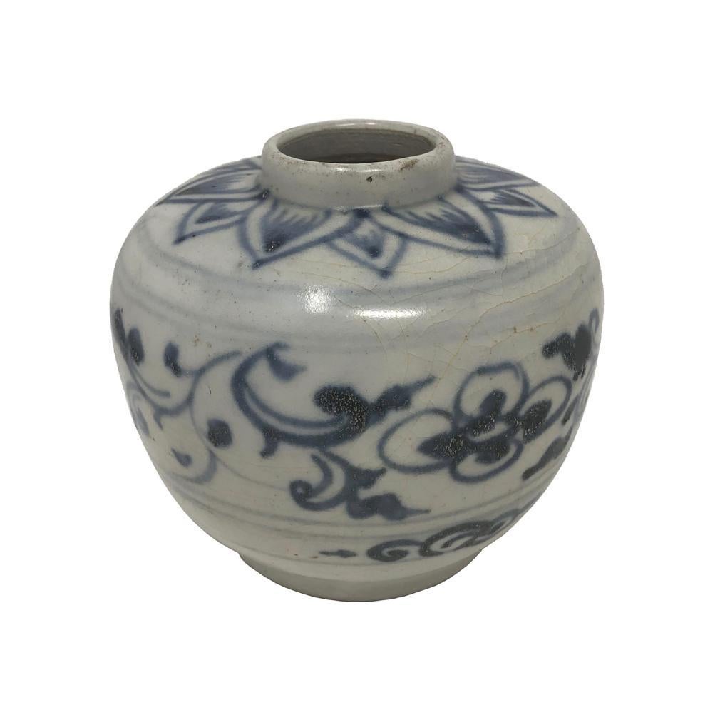 Vaso in ceramica blu e bianca di Annamese, fornace Chu Dau, Vietnam, circa 1500. A forma globulare con collo stretto decorato sotto smalto blu cobalto con petali di loto, il corpo lobato decorato con viticci e fiori a quattro petali con una fascia a