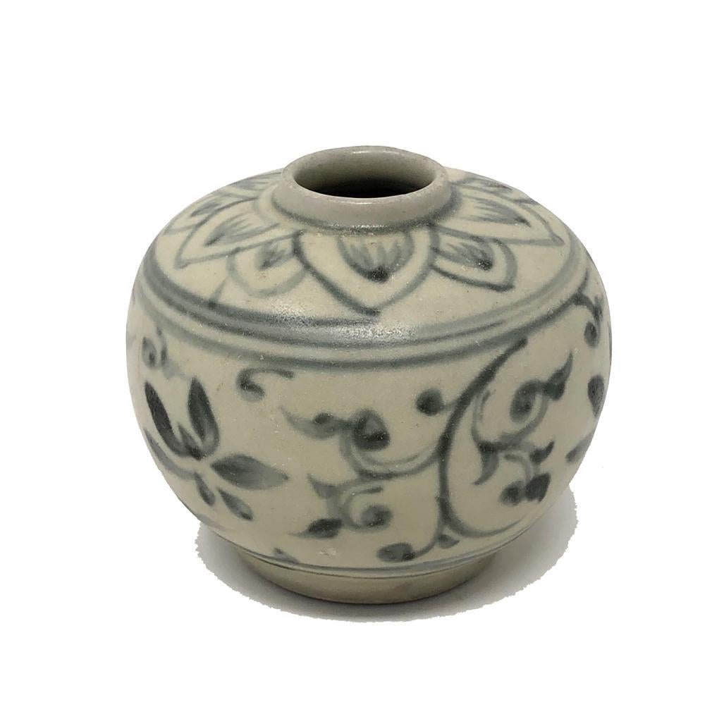 Jarra de cerámica azul y blanca de Annam, horno de Chu Dau, Vietnam, hacia 1500.  A shouldered globular form with narrow neck surrounded by under glaze cobalt blue decoration of lotus petals, the body with leafy tendrils and lotus blossoms and