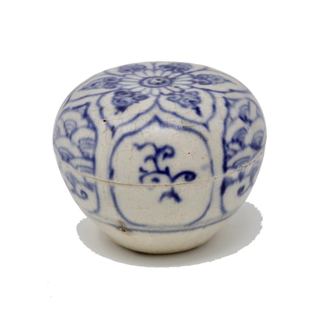 Scatola Annamese in ceramica bianca e blu, fornace Chu Dau, Vietnam, circa 1500. Una forma globosa con una base stretta e leggermente svasata. La copertina è decorata in modo nitido con un disegno a linee di cobalto che raffigura un medaglione