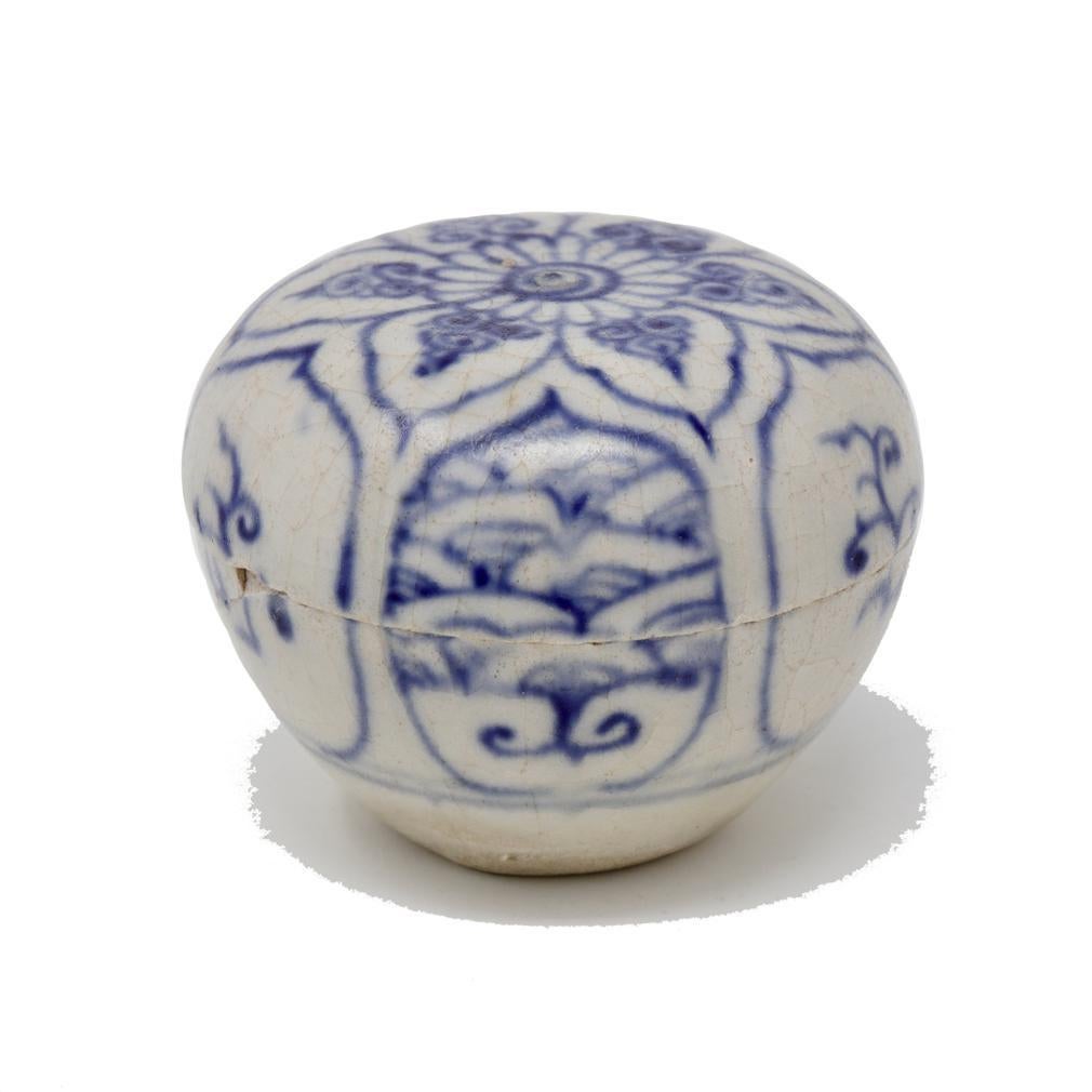 Smaltato Scatola Annamese in ceramica blu e bianca, fornace Chu Dau, Vietnam, circa 1500 in vendita