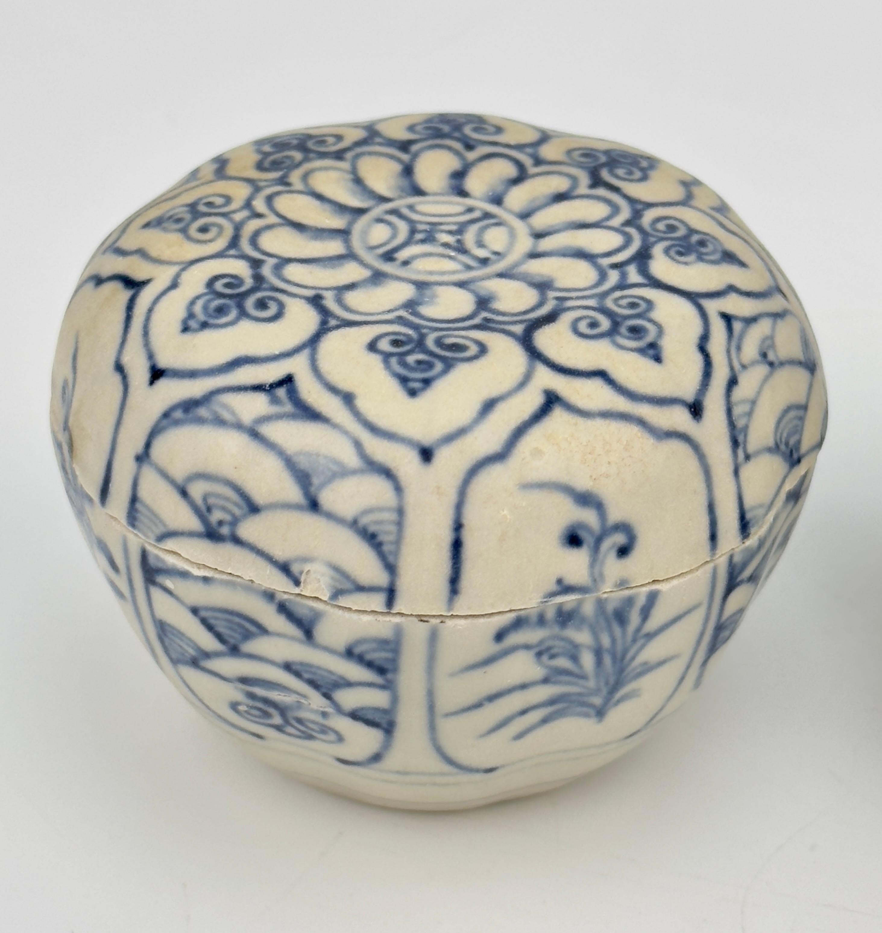 Deux boîtes à couvercle de taille moyenne annamites à décor de fleurs, XVe siècle, Dynastie Le en vente 5
