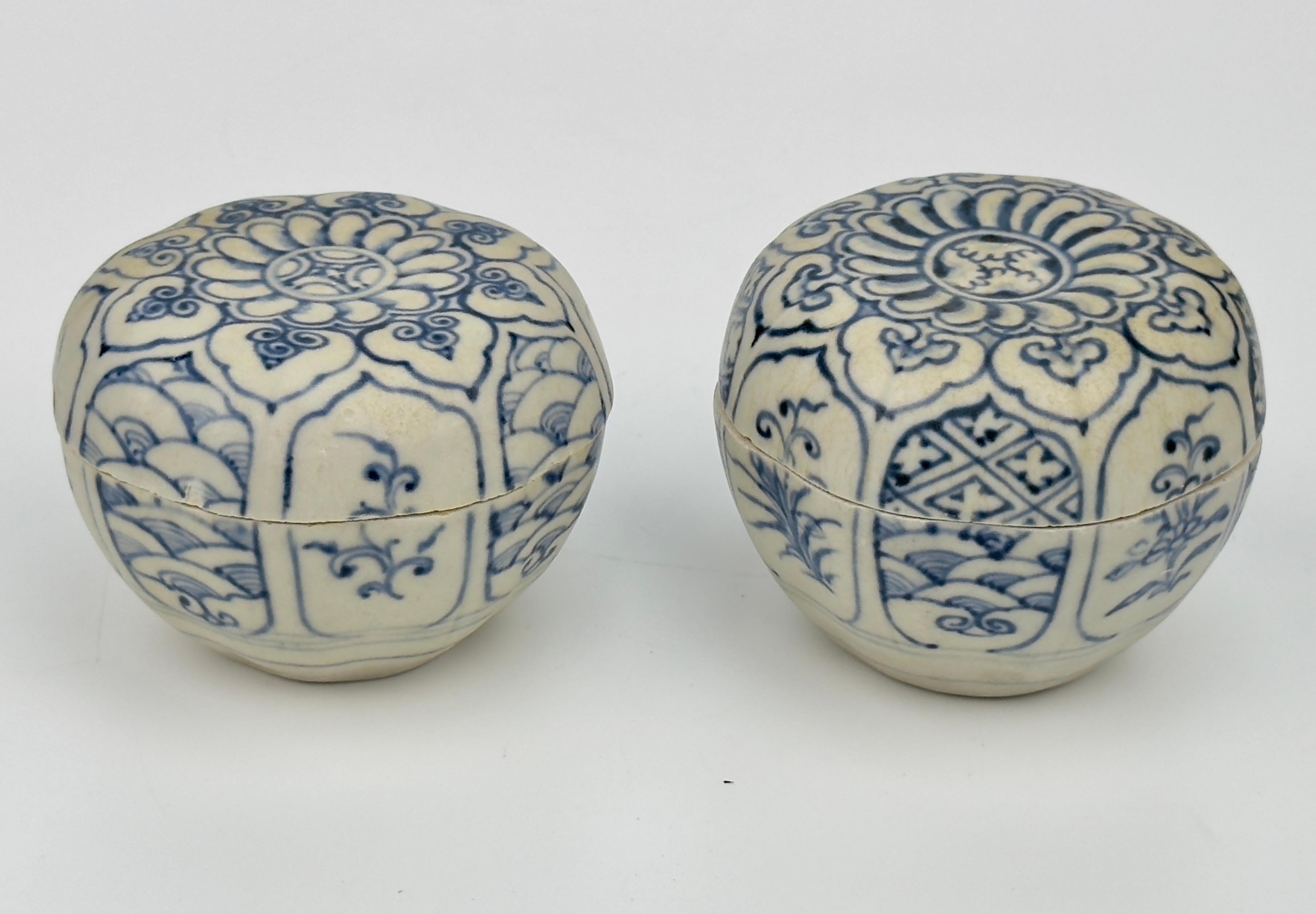 Deux boîtes à couvercle de taille moyenne annamites à décor de fleurs, XVe siècle, Dynastie Le en vente 7