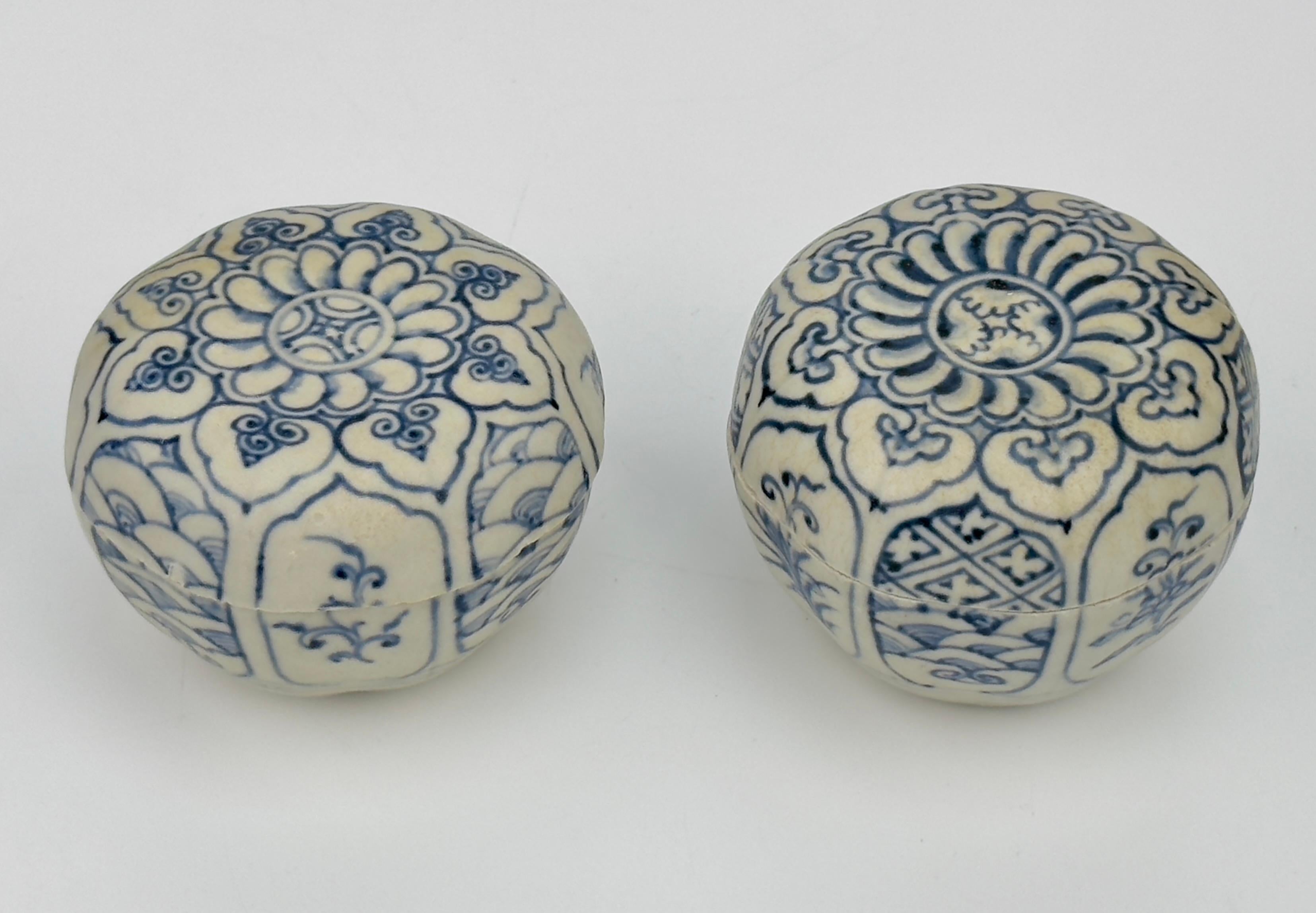Deux boîtes à couvercle de taille moyenne annamites à décor de fleurs, XVe siècle, Dynastie Le en vente 8
