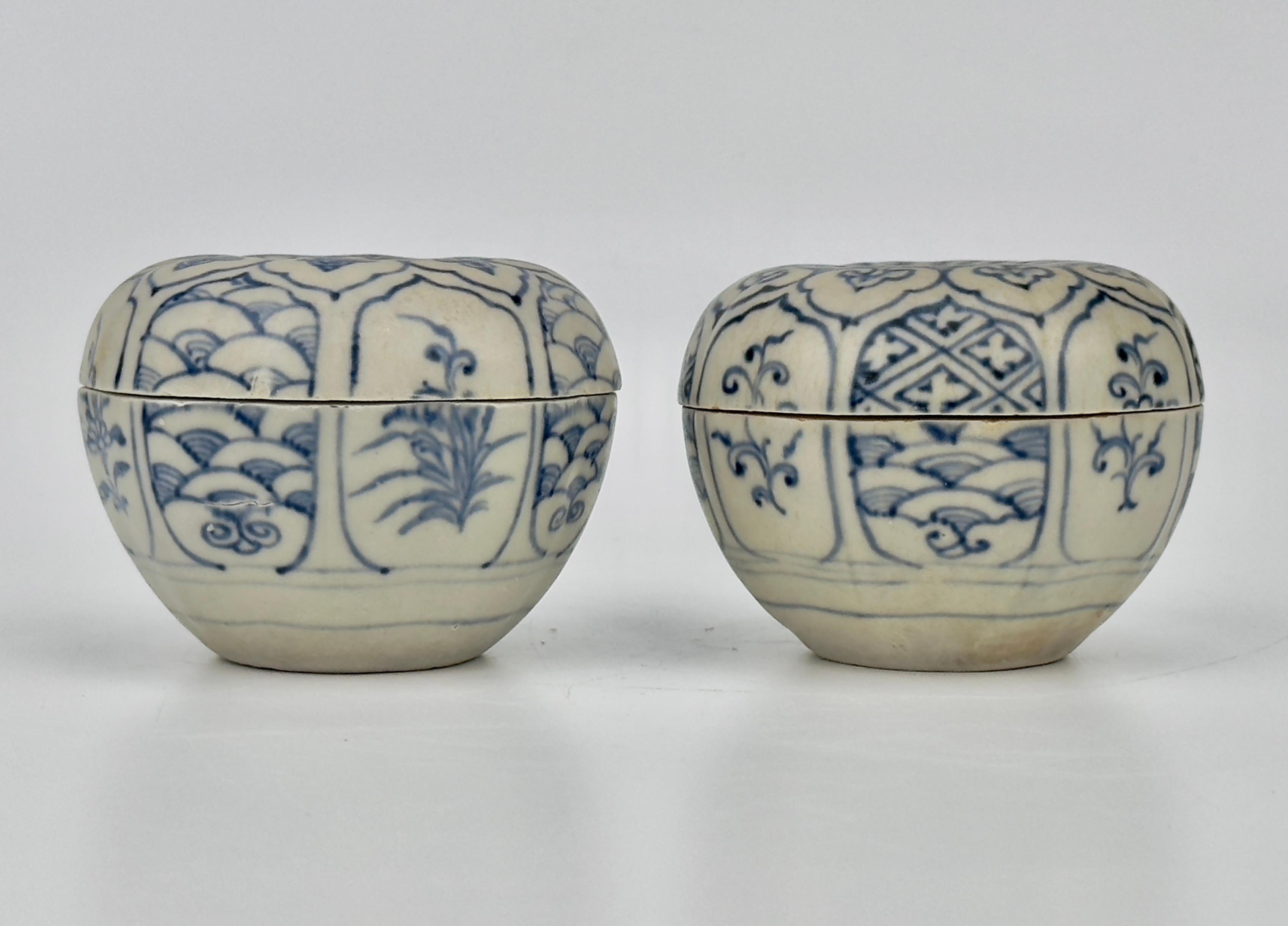 Boîtes à couvercle en grès vietnamien. Ces pièces présentent une couleur bleue relativement vive par rapport aux œuvres similaires du magot de Hoi An. En outre, elles sont relativement plus grandes que les boîtes couvertes. Dans l'ensemble, ils sont