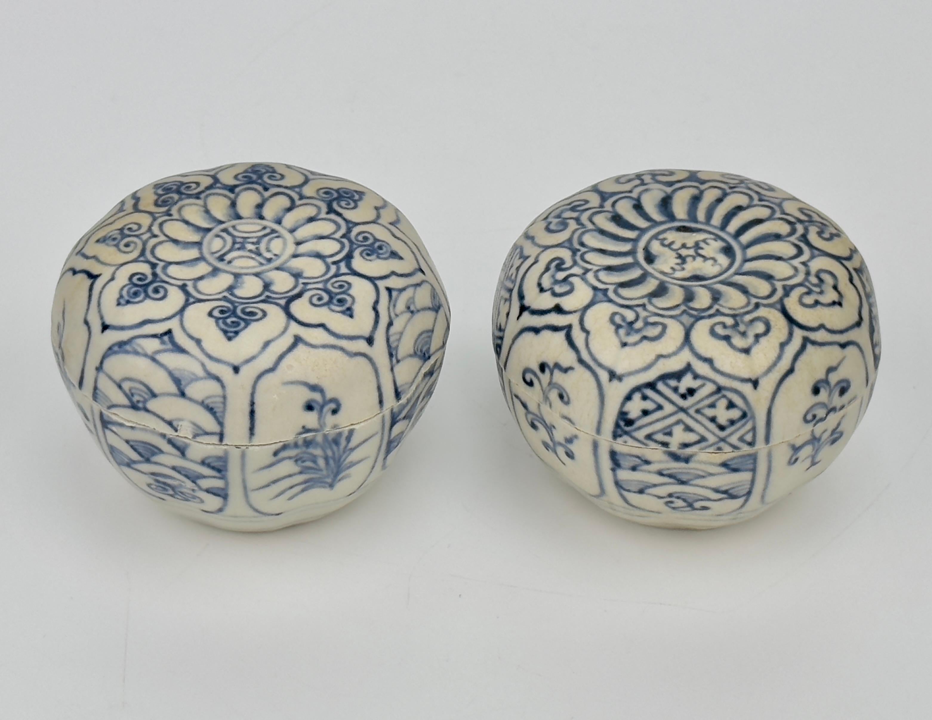 Vietnamien Deux boîtes à couvercle de taille moyenne annamites à décor de fleurs, XVe siècle, Dynastie Le en vente