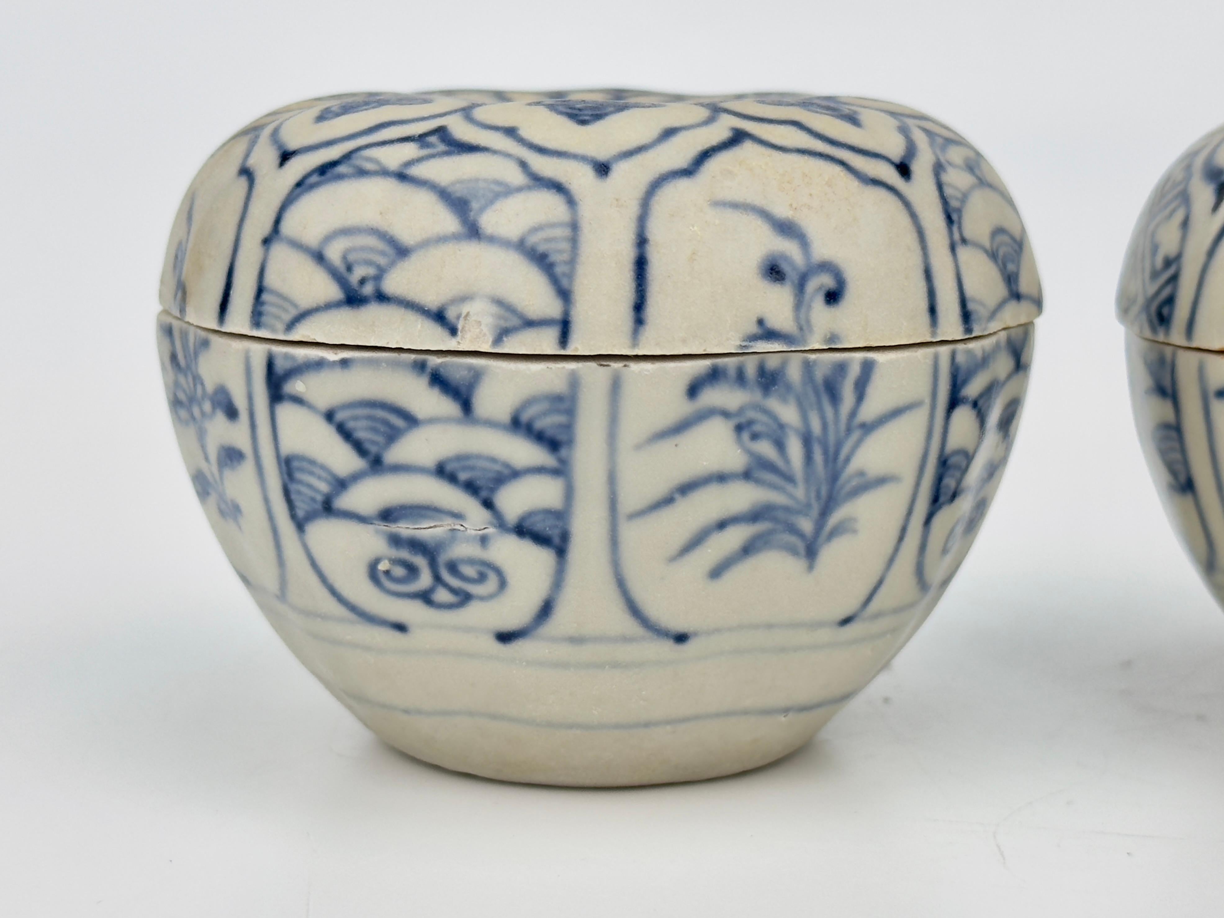 Vernissé Deux boîtes à couvercle de taille moyenne annamites à décor de fleurs, XVe siècle, Dynastie Le en vente