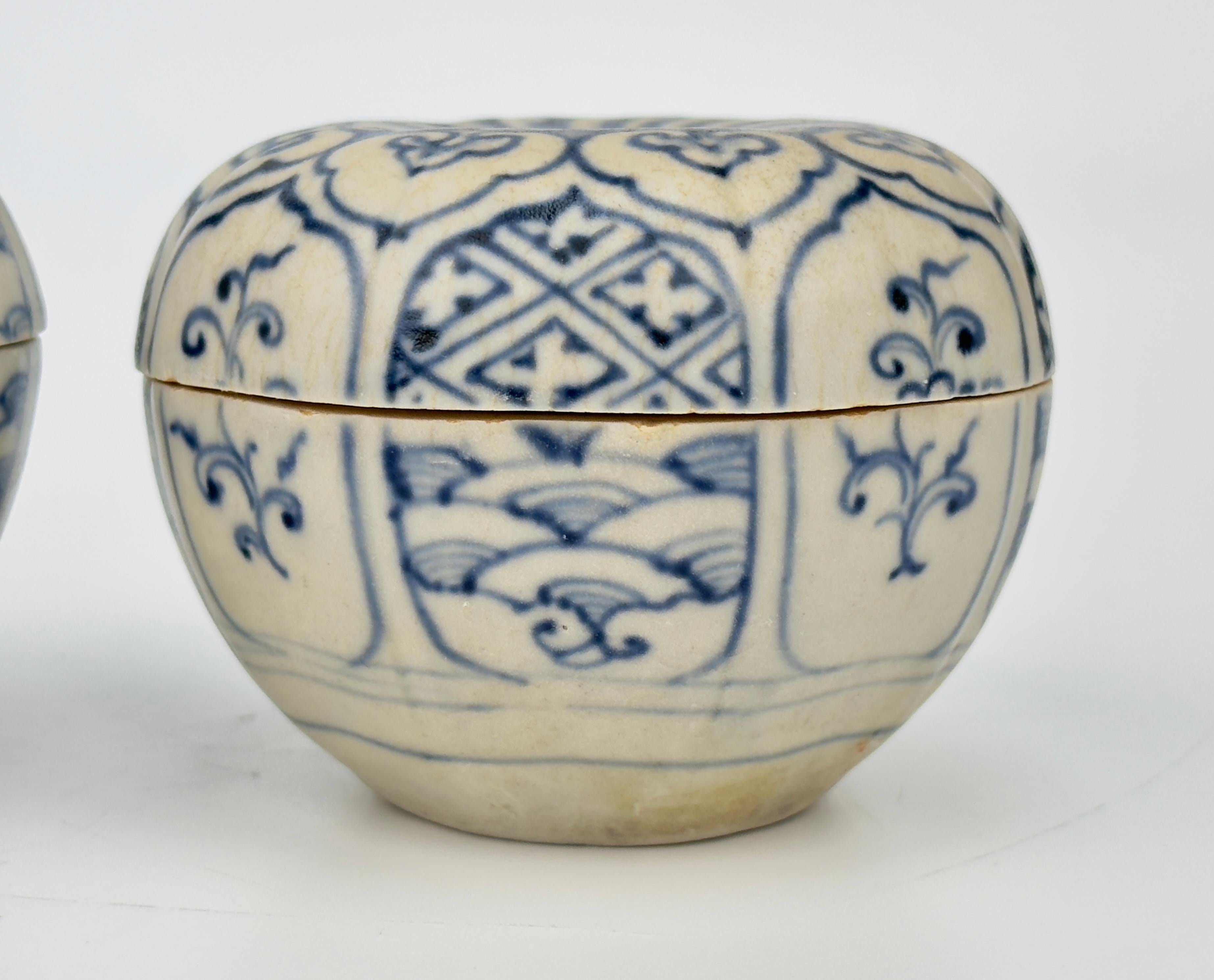 Deux boîtes à couvercle de taille moyenne annamites à décor de fleurs, XVe siècle, Dynastie Le Bon état - En vente à seoul, KR
