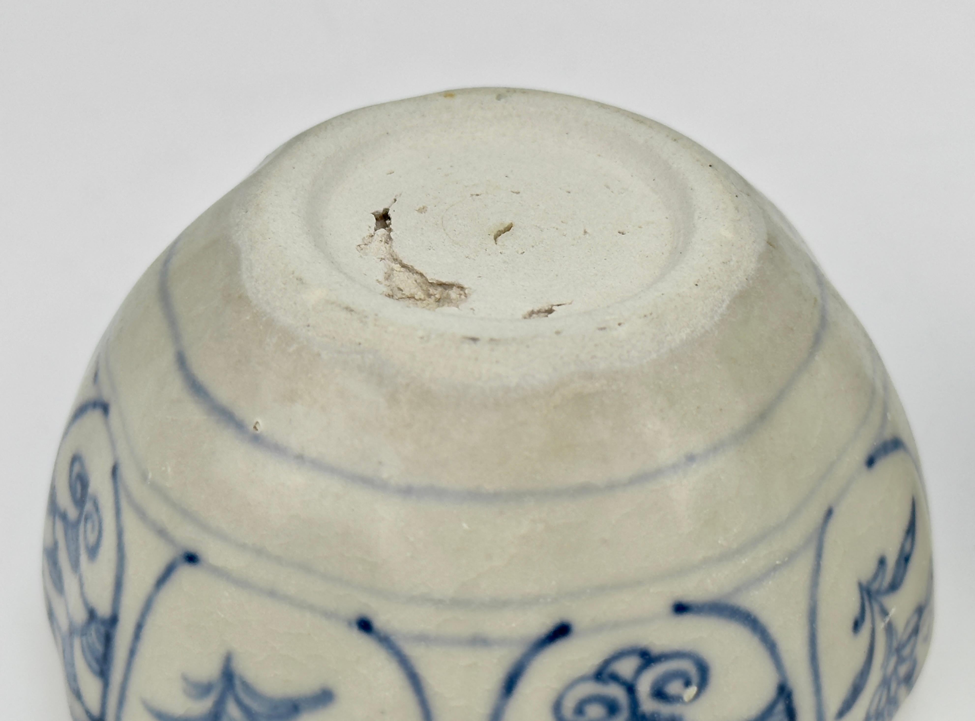 Grès Deux boîtes à couvercle de taille moyenne annamites à décor de fleurs, XVe siècle, Dynastie Le en vente