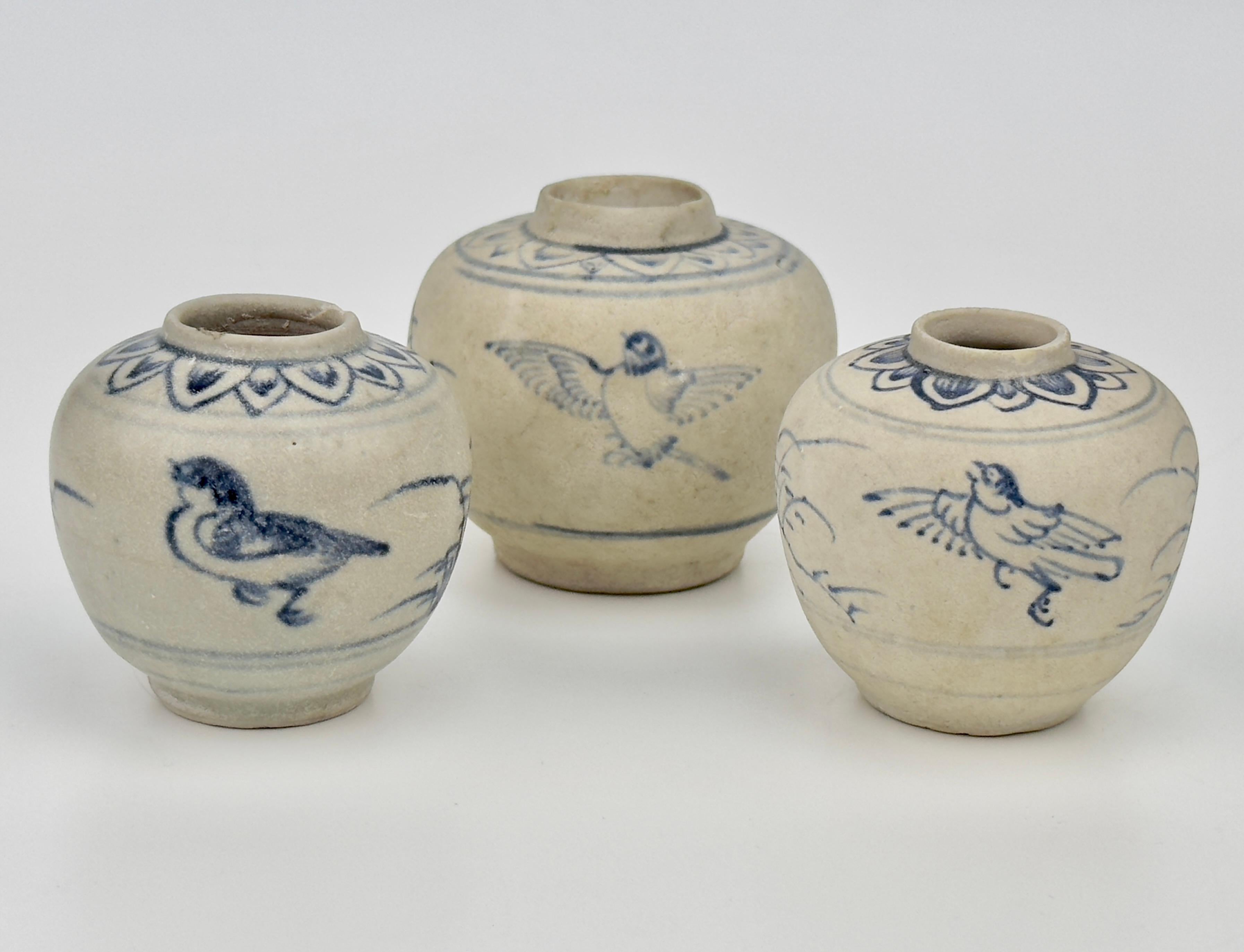 Tres jarritas anamitas con diseño de pájaros, siglo XV, dinastía Le en venta 7