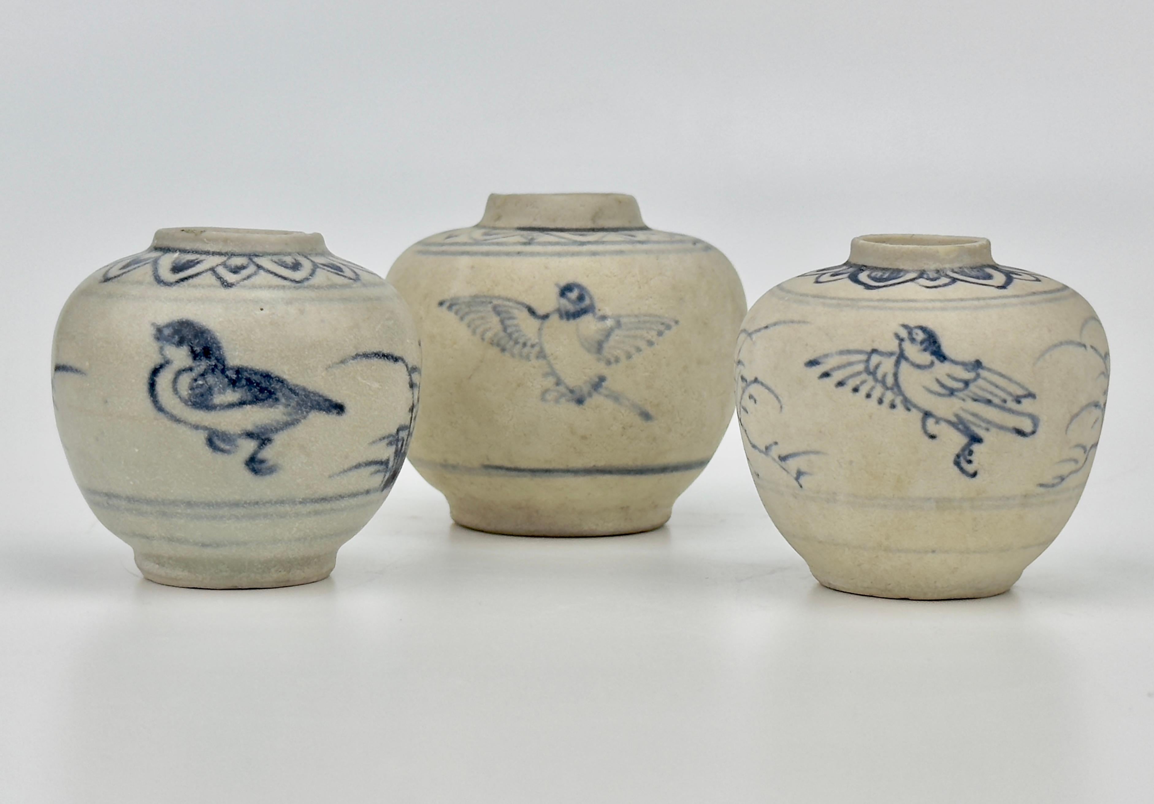 Tres jarritas anamitas con diseño de pájaros, siglo XV, dinastía Le en venta 11