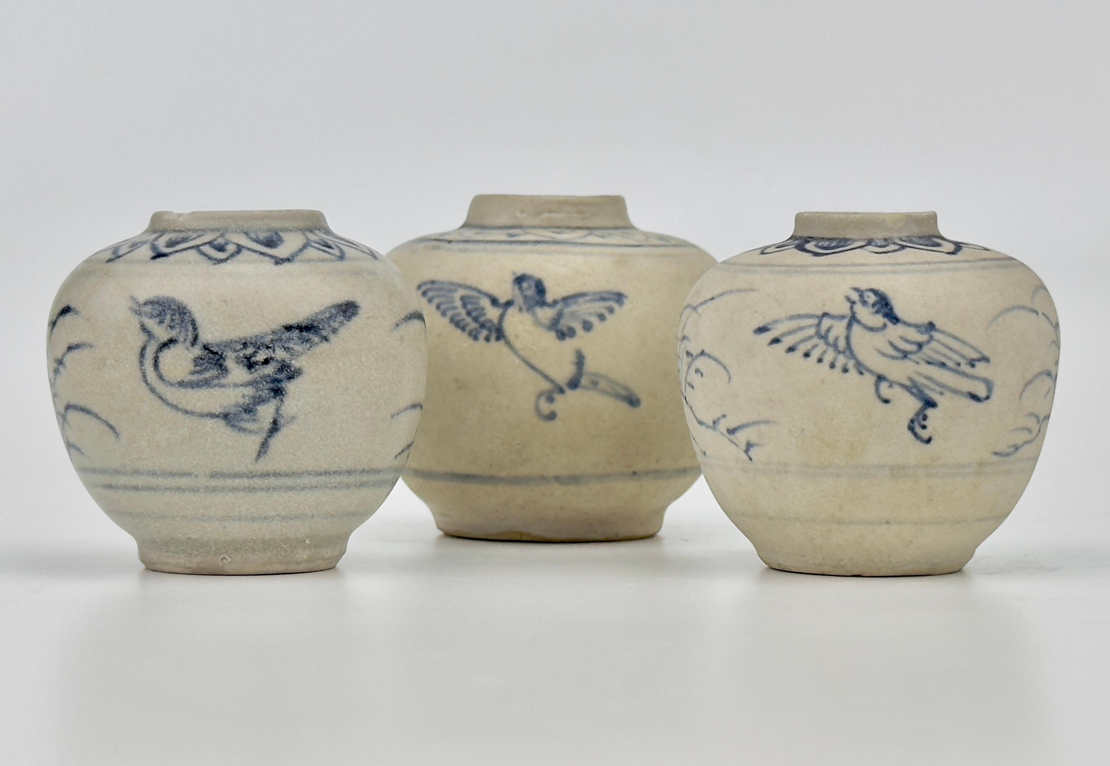 Jarra de gres vietnamita con representativos diseños de pájaros. Estas piezas presentan un color relativamente vivo y claro en comparación con obras similares del tesoro de Hoi An. La característica principal de las pinturas es la representación de