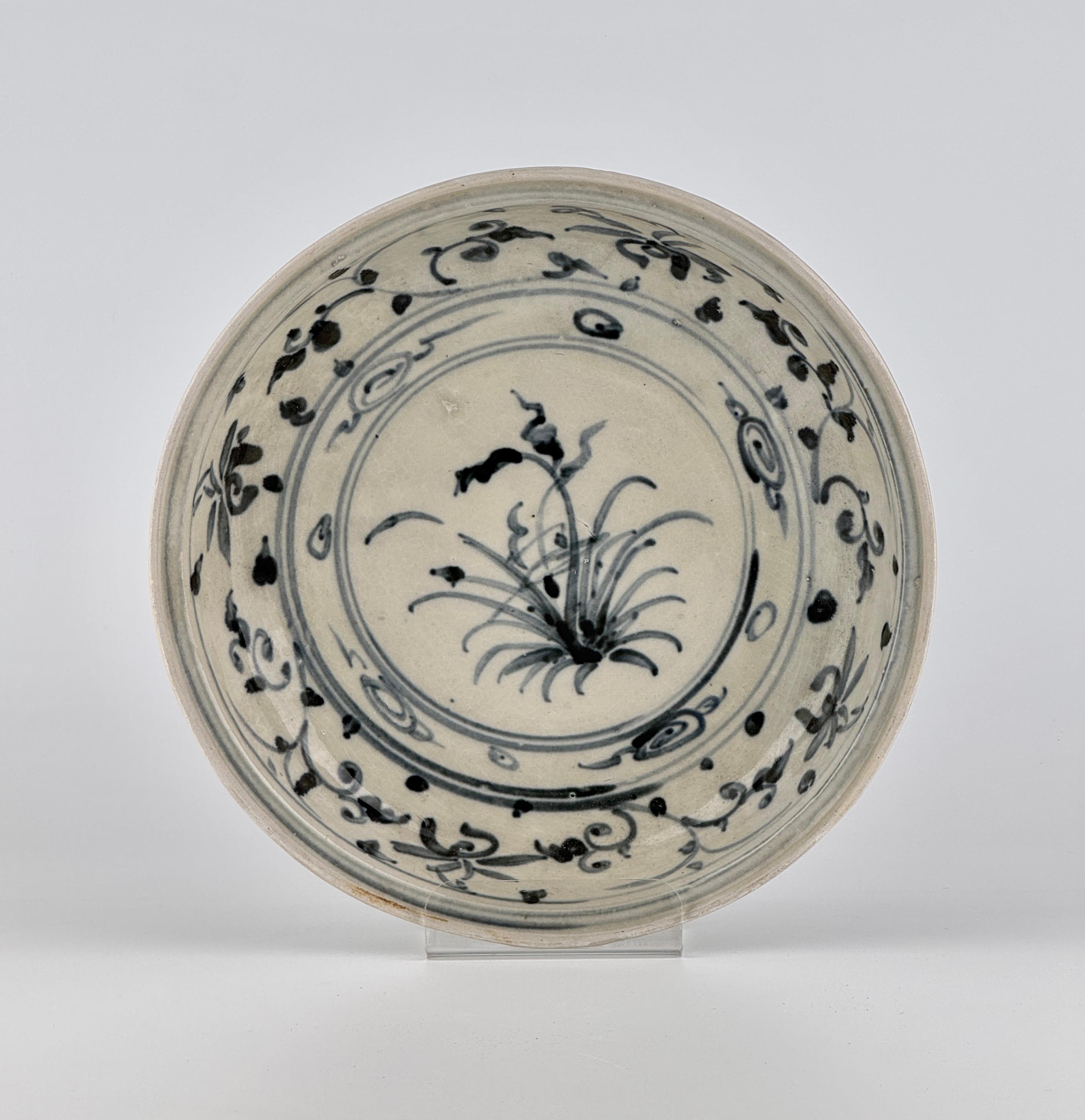 Annamese Stoneware Dish with Lotus Motif, 15-16th Century Vietnam, Le Dynasty For Sale 3
