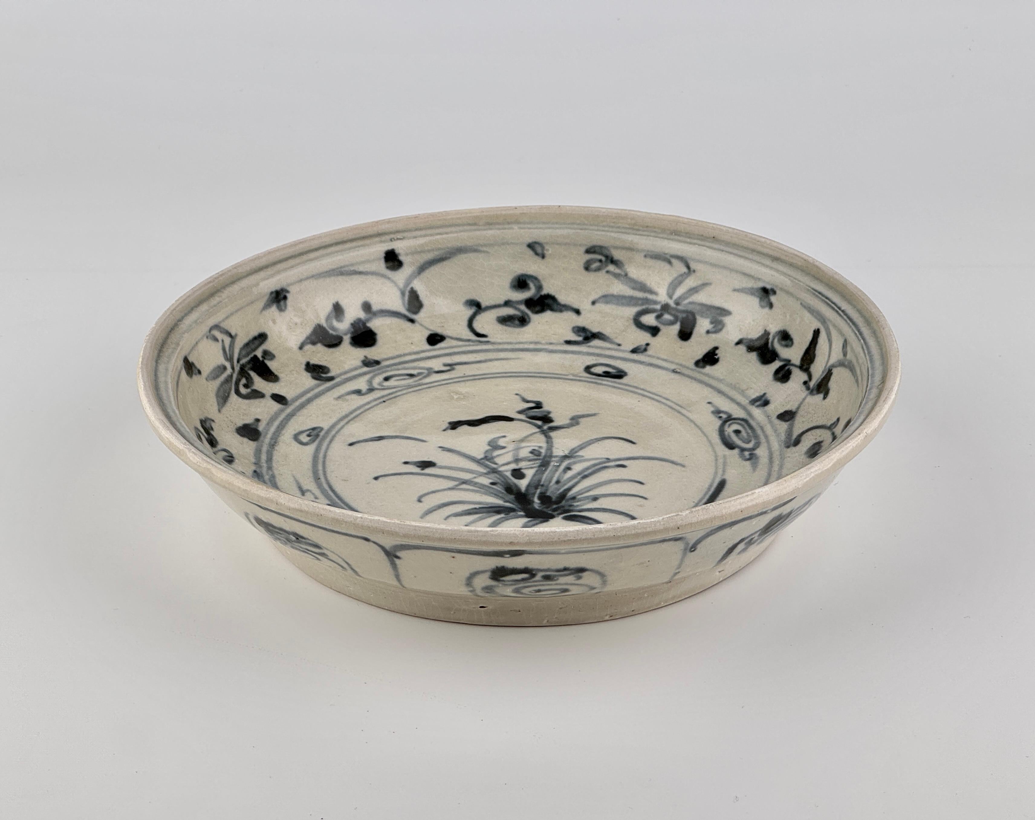 Ming Annamese Stoneware Dish with Lotus Motif, 15-16th Century Vietnam, Le Dynasty For Sale