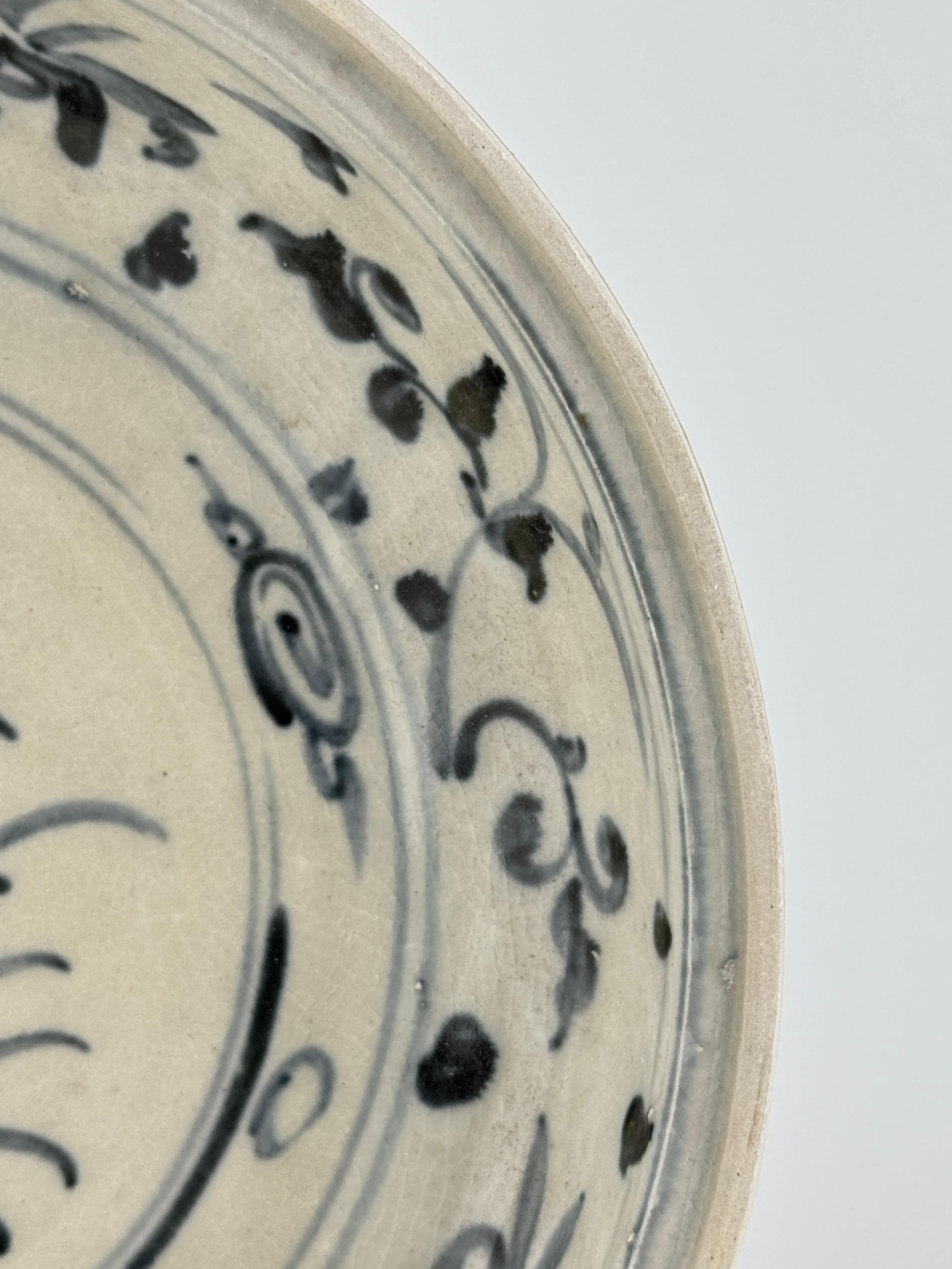 Annamese Stoneware Dish with Lotus Motif, 15-16th Century Vietnam, Le Dynasty In Good Condition For Sale In seoul, KR