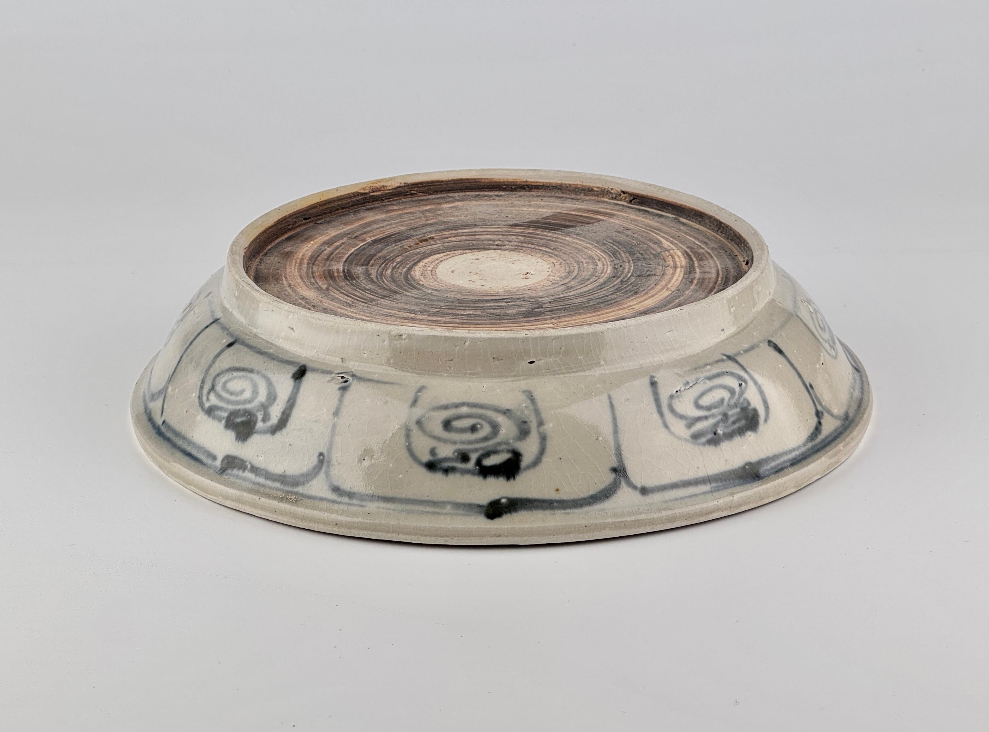 Annamese Stoneware Dish with Lotus Motif, 15-16th Century Vietnam, Le Dynasty For Sale 1