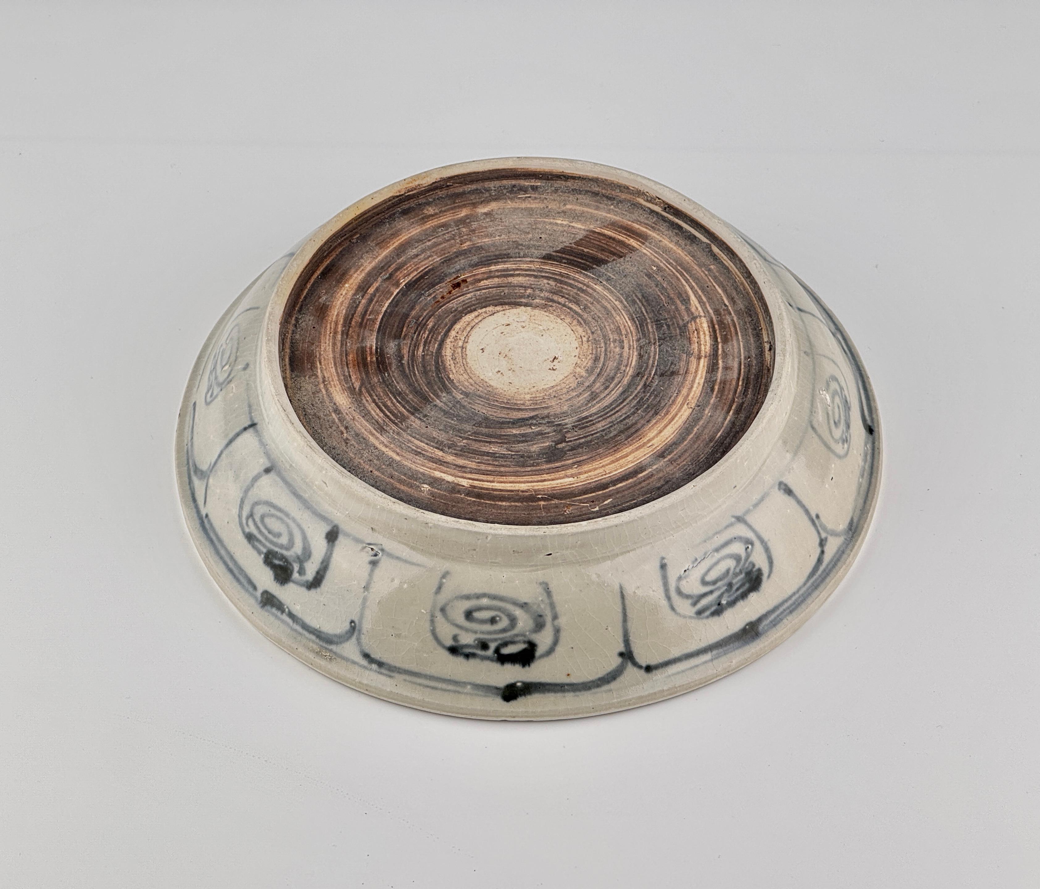 Annamese Stoneware Dish with Lotus Motif, 15-16th Century Vietnam, Le Dynasty For Sale 2