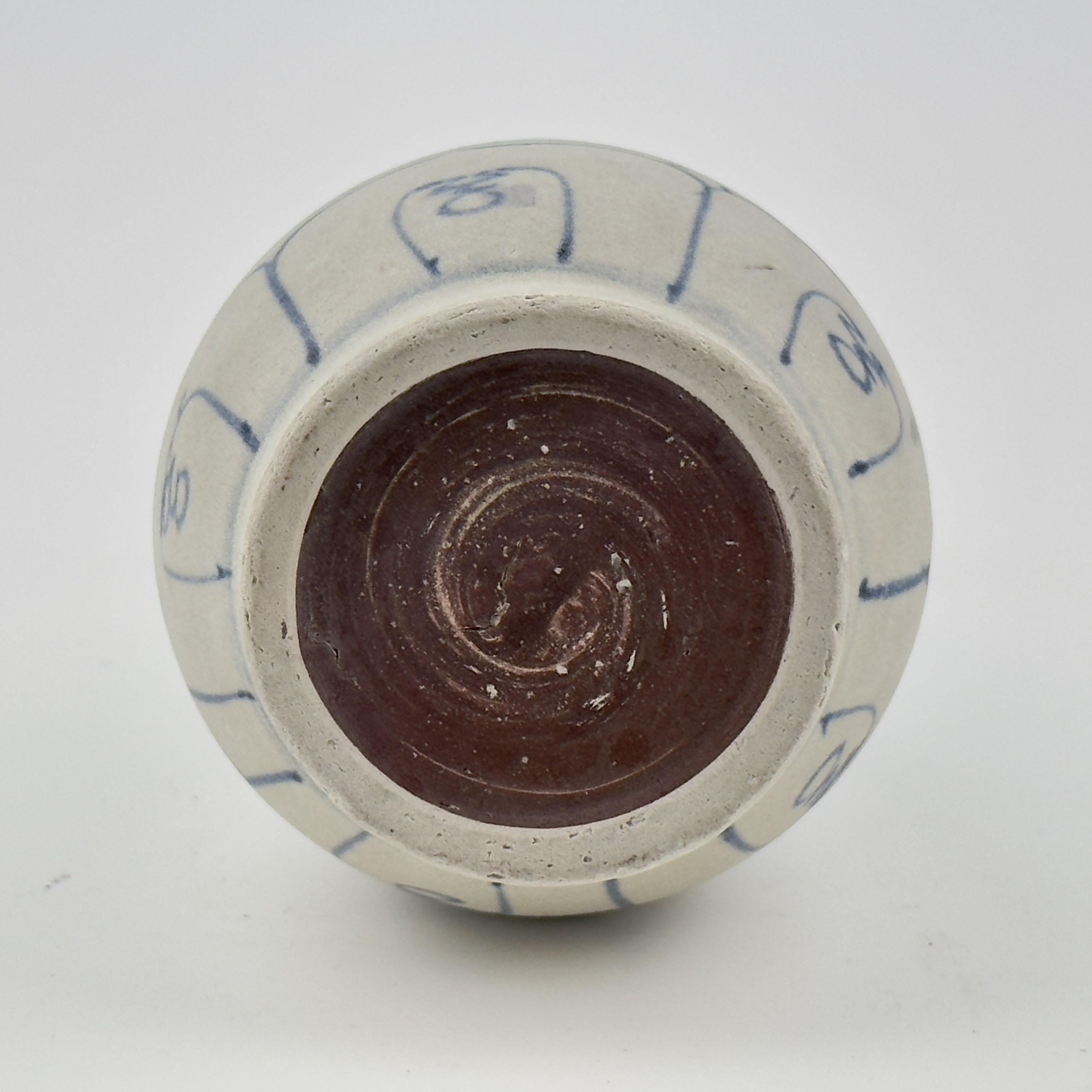Annamese Stoneware Vase with Underglaze Blue, Hoi An Hoard, Late 15th Century For Sale 7