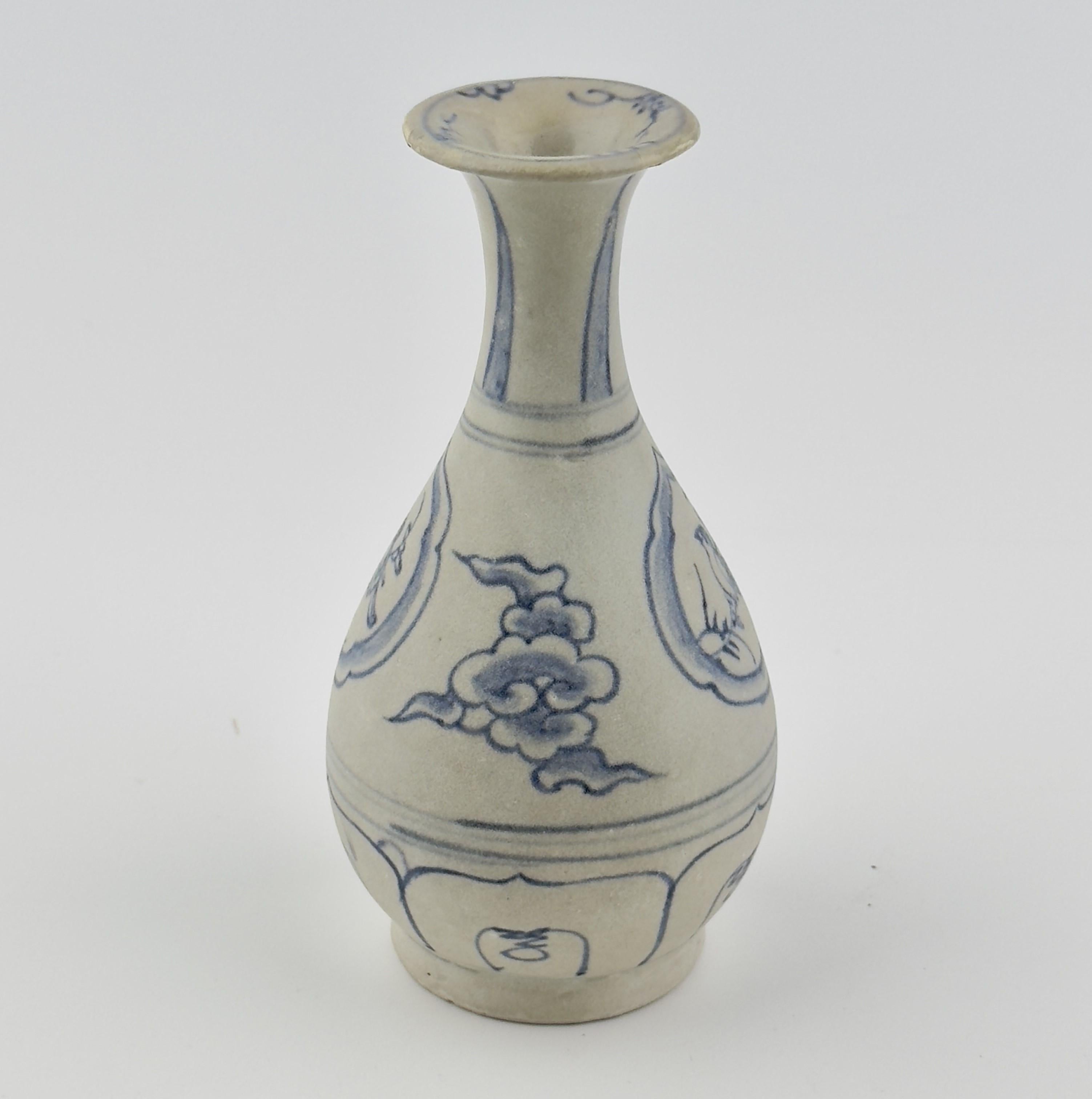 Annamese Stoneware Vase with Underglaze Blue, Hoi An Hoard, Late 15th Century In Good Condition For Sale In seoul, KR