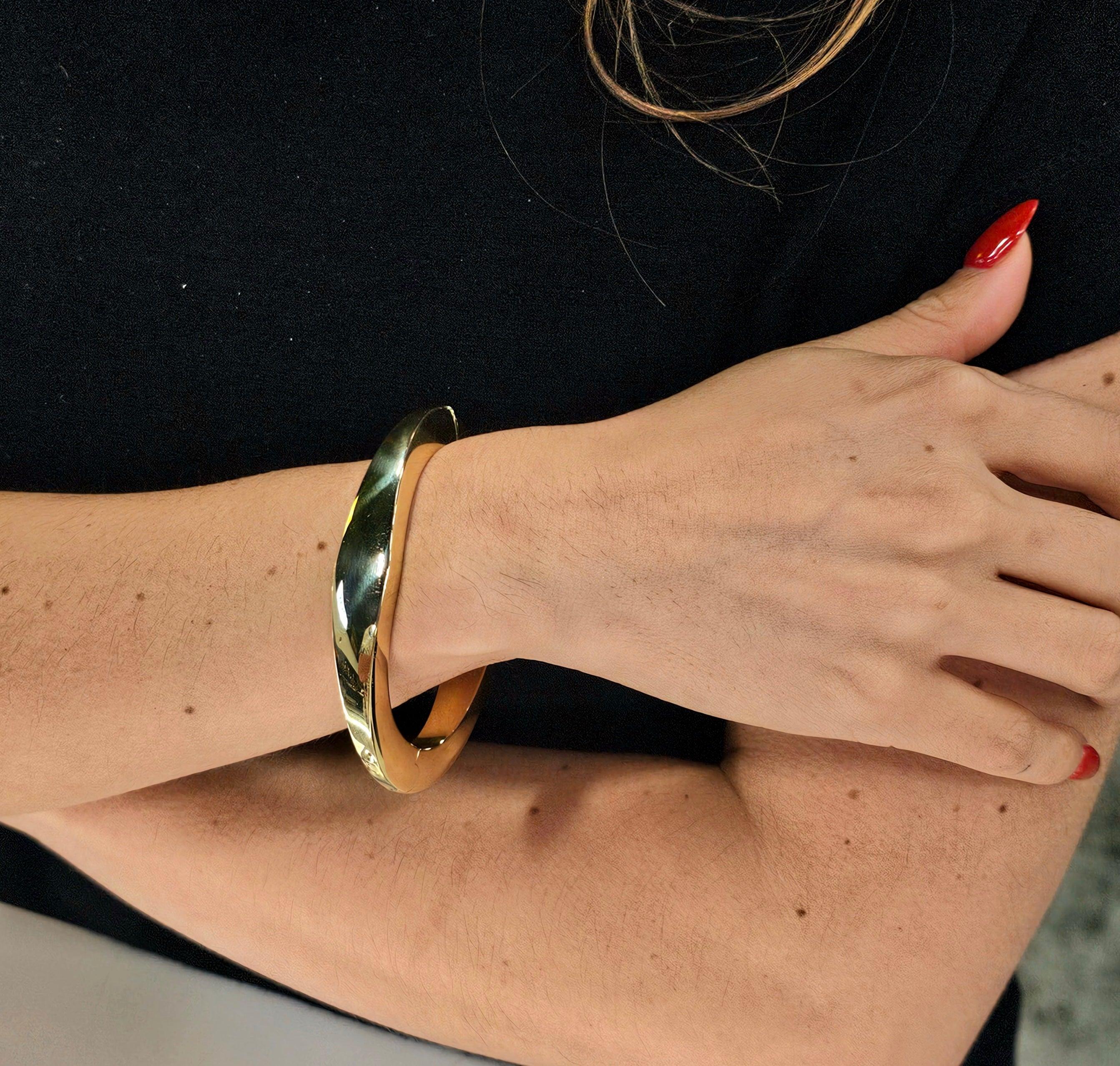 Bangle bracelet designed by Annaratone & Magyary.

This is a beautiful bracelet with gorgeous eye appeal, created in Valenza Italy at the jewelry atelier of Annaratone & Magyary, back in the 1970. The geometric bracelet-bangle was crafted with