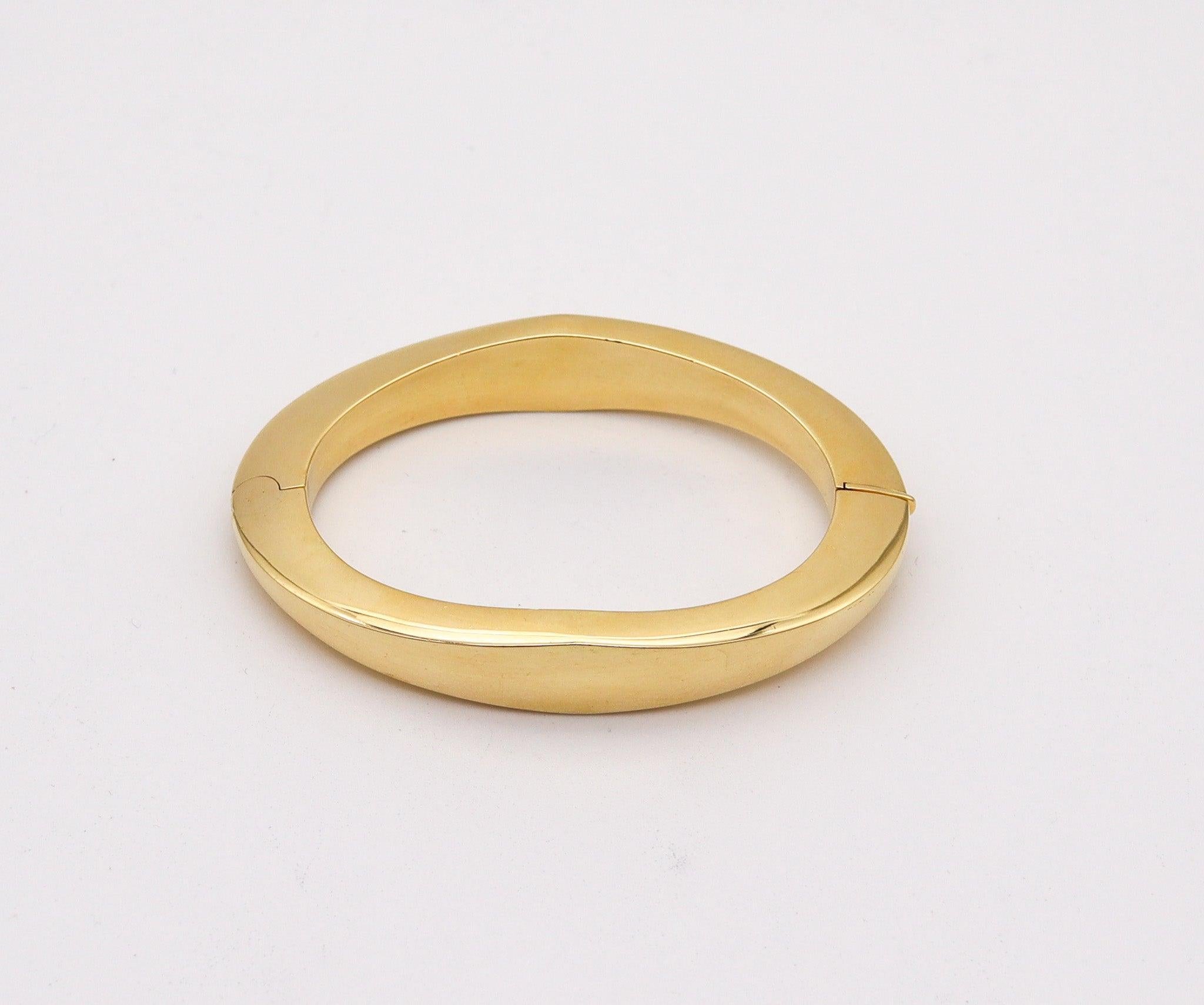 ANNARATONE & MAGYARY Geometric Sculptural Oval Bracelet In 18Kt Yellow Gold In Excellent Condition In Miami, FL