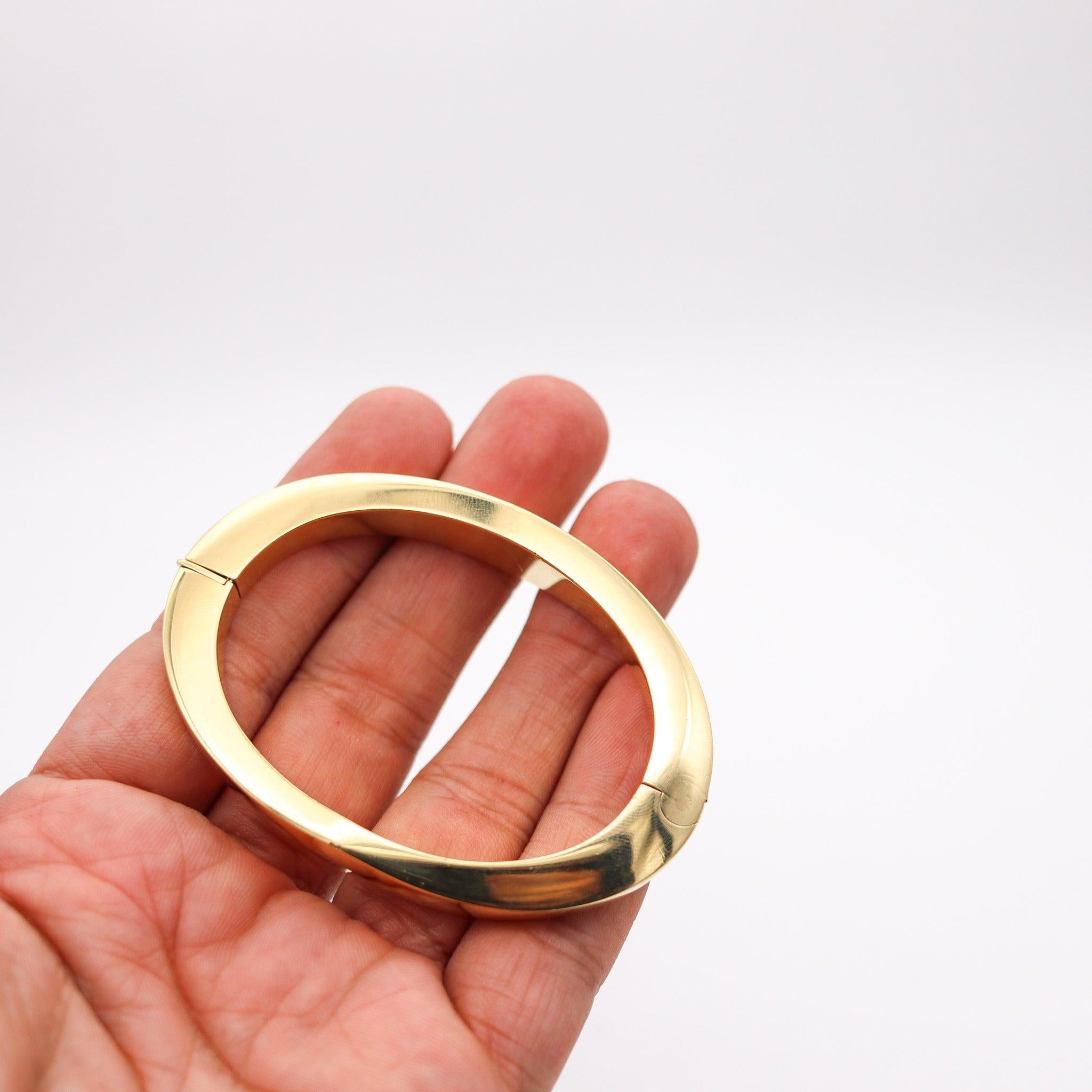 ANNARATONE & MAGYARY Geometric Sculptural Oval Bracelet In 18Kt Yellow Gold 4