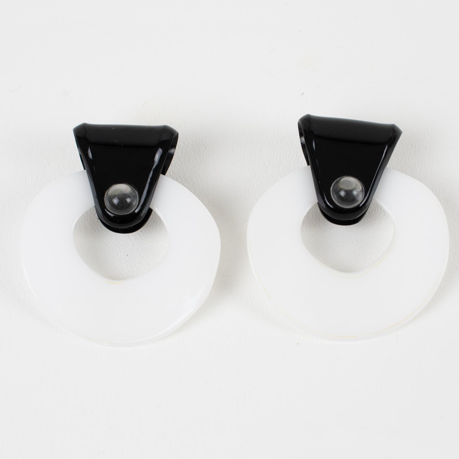 Pendientes de clip de resina bicolor Anne & Frank Vigneri en Bueno estado para la venta en Atlanta, GA