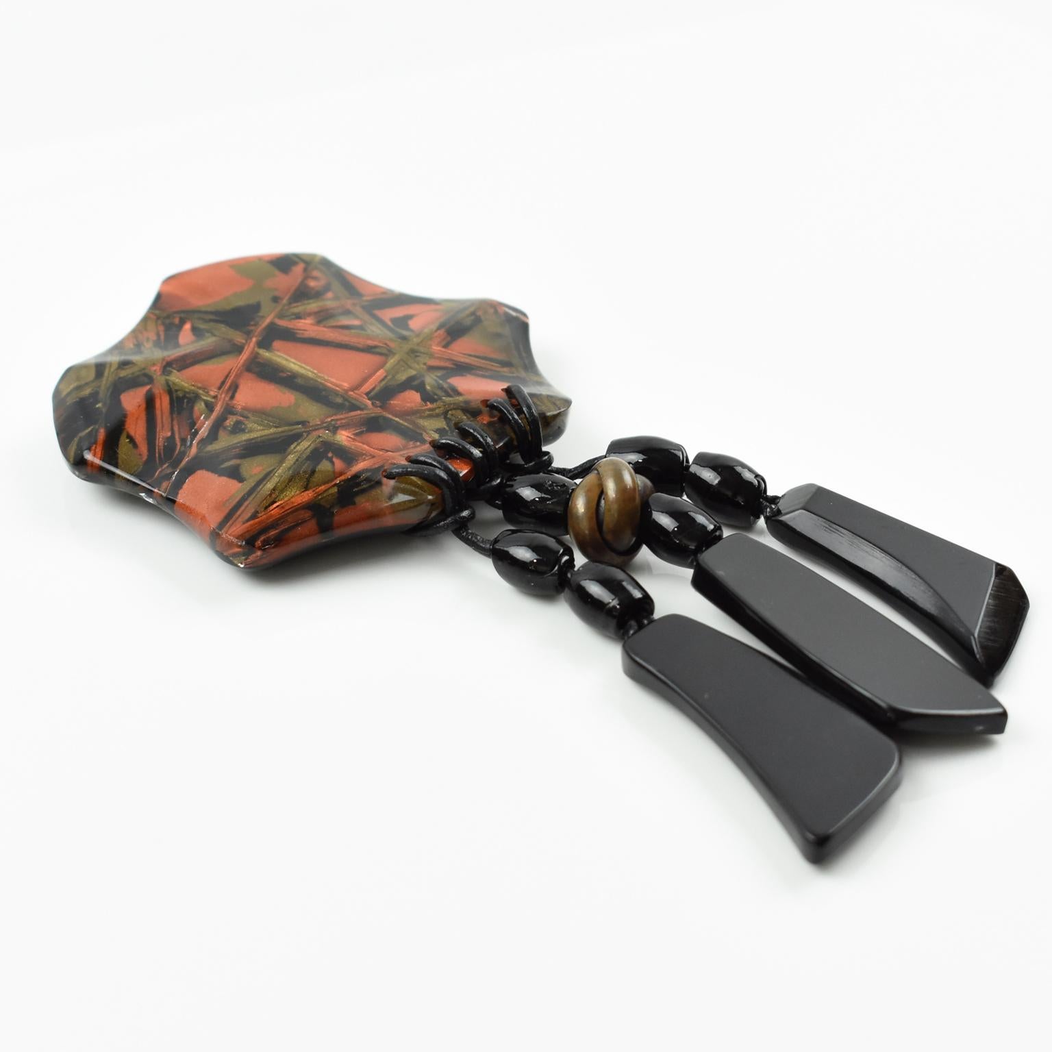 Modernista Anne & Frank Vigneri Spilla in resina colorata massiccia in vendita