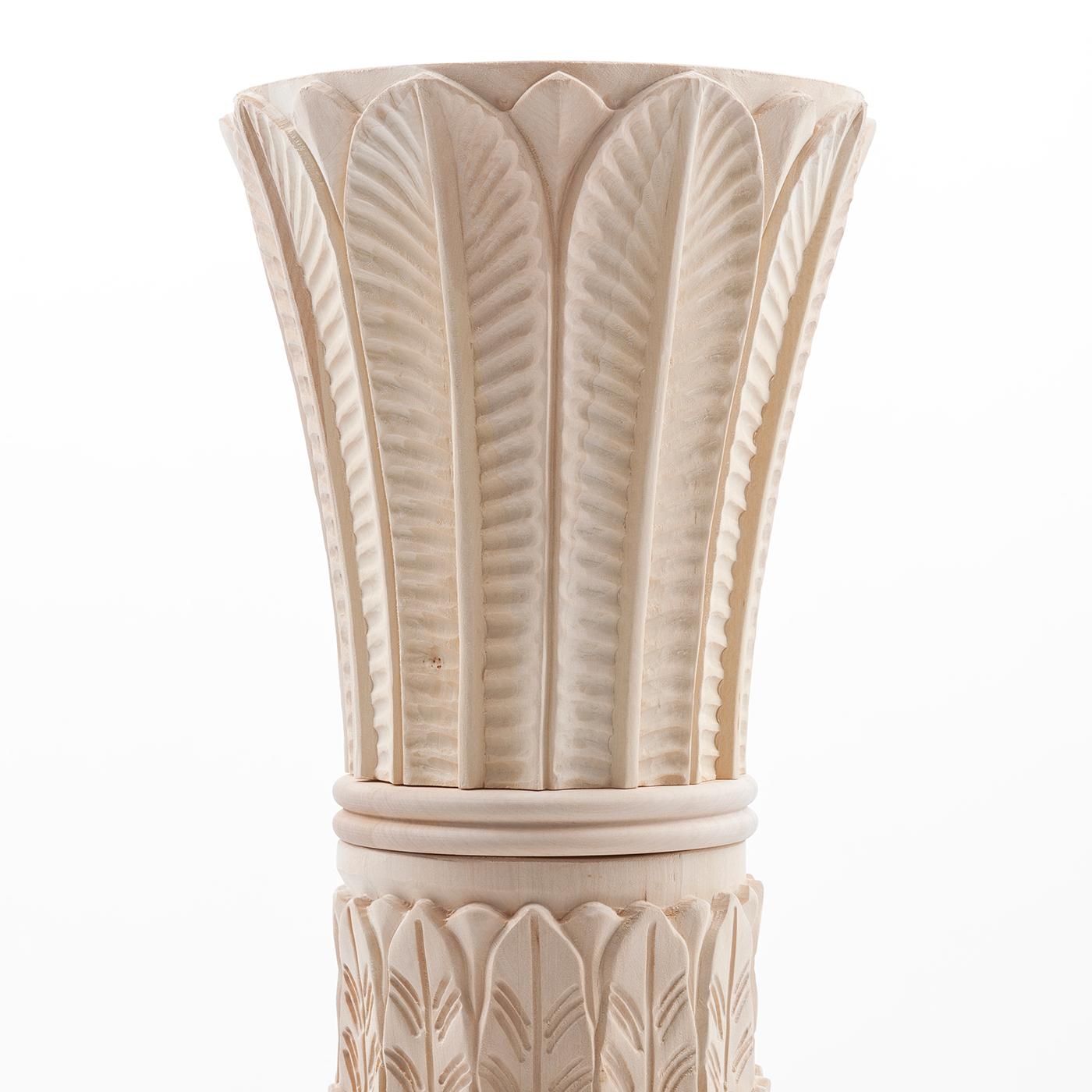 An extraordinary blend of modern techniques and the ancient carving tradition, this decorative column is handmade following a meticulous handcrafting process. Crafted of beige solid wood, the delicate and refined silhouette draws inspiration from a