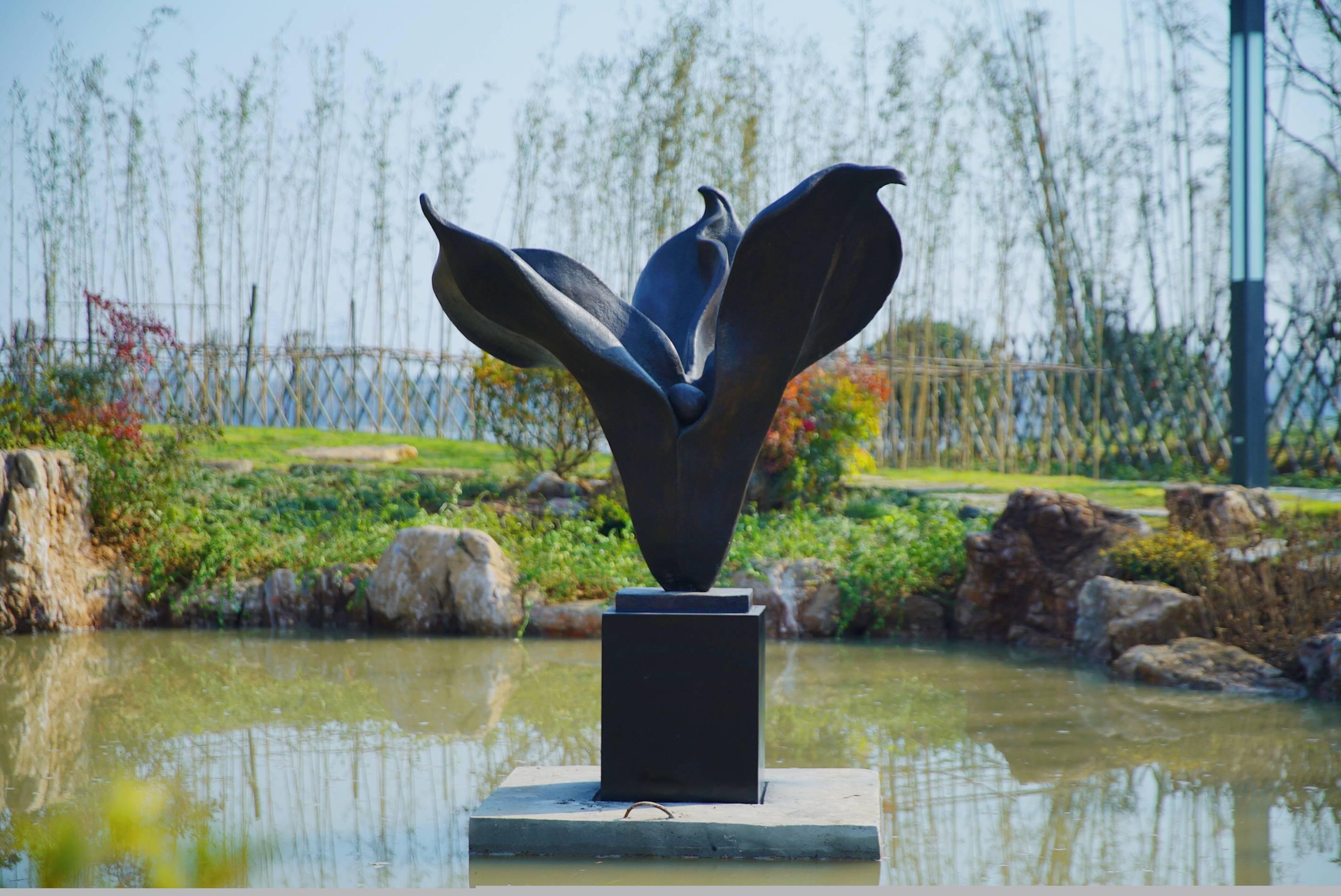 La Promesse: Iris Foetida Seed Pod - monunental garden sculpture - Sculpture by Anne Curry