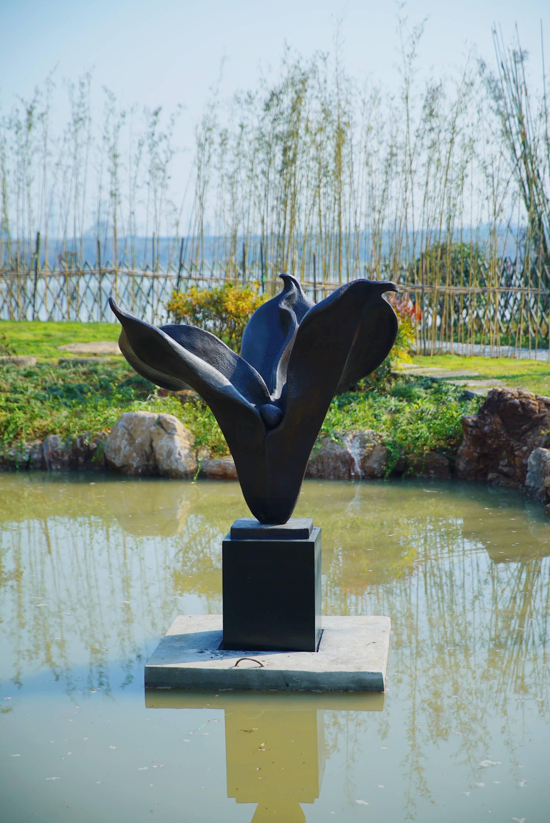 La Promesse: Iris Foetida Seed Pod - monunental garden sculpture For Sale 2