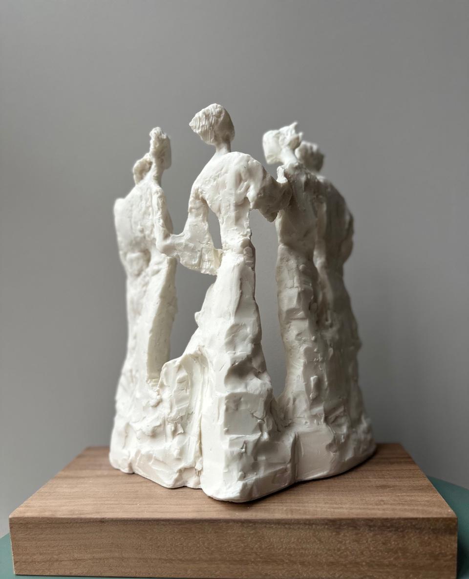 Schwesternschaft (Weiß) – Sculpture von Anne de Villeméjane