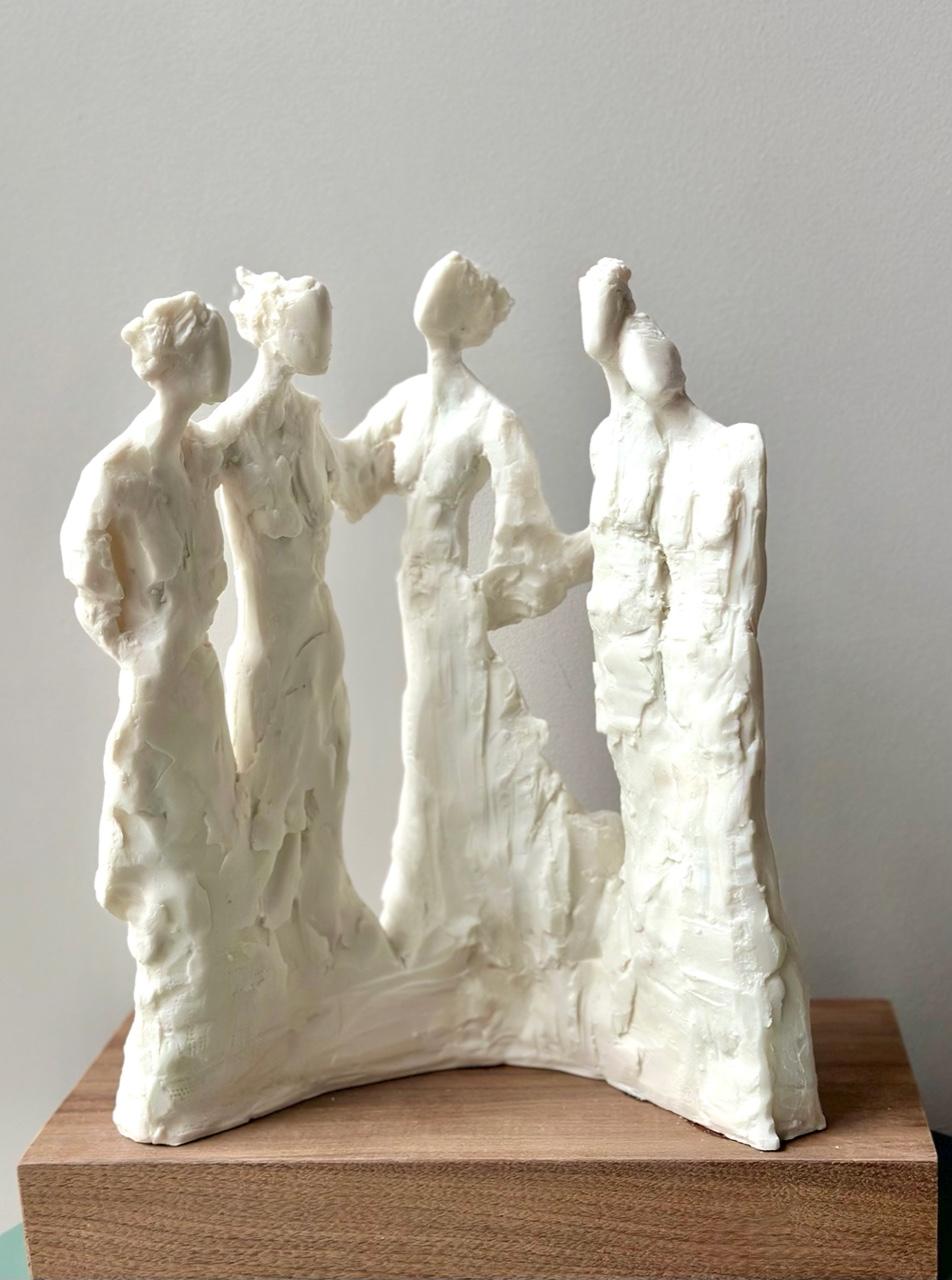 Anne de Villeméjane Figurative Sculpture – Schwesternschaft (Weiß)